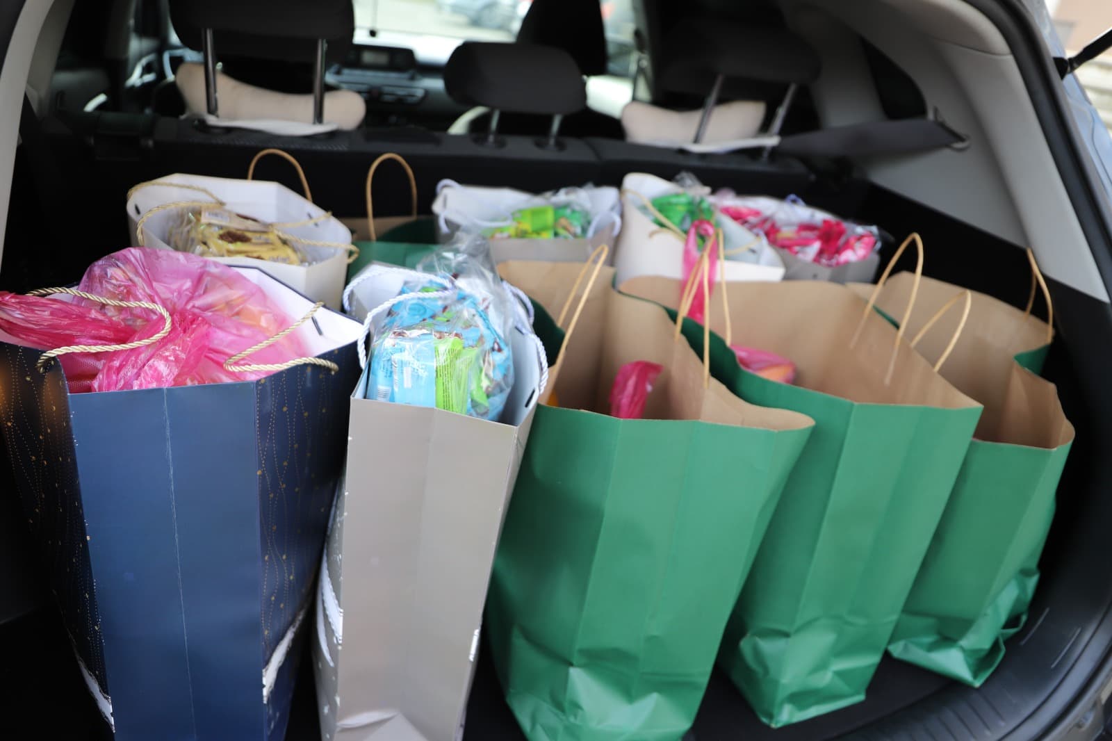 <p style="text-align: justify">თერჯოლის მუნიციპალიტეტის მერმა მანუჩარ რობაქიძემ, საკრებულოს თავმჯდომარე სოსო ჩაფიჩაძესთან ერთად, მარტოხელა მშობლებს საახალწლო ამანათები გადასცა და დამდეგი შობა-ახალი წელი მიულოცა.</p><p style="text-align: justify">პრესსამსახურის ინფორმაციით, სოციალურ აქციაში, მერთან და საკრებულოს თავმჯდომარესთან ერთად, მერიის სოციალური სამსახურის უფროსმა დიანა ფოცხვერაშვილმა, ადმინისტრაციული ერთეულების დეპუტატებმა და მერის წარმომადგენლებმა მიიღეს მონაწილეობა.</p><p style="text-align: justify">თერჯოლის მუნიციპალიტეტში საახალწლო &nbsp;ამანათი, მერიის სოციალური სამსახურის ორგანიზებით, 70-მდე მარტოხელა მშობელმა მიიღო.</p>