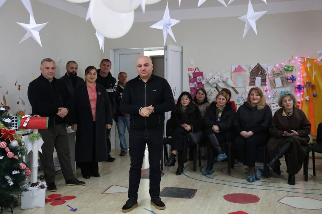 თეთრიწყაროს მუნიციპალიტეტის მერმა საბავშვო ბაღის აღსაზრდელებს დამდეგი შობა-ახალი წელი მიულოცა და საჩუქრები გადასცა