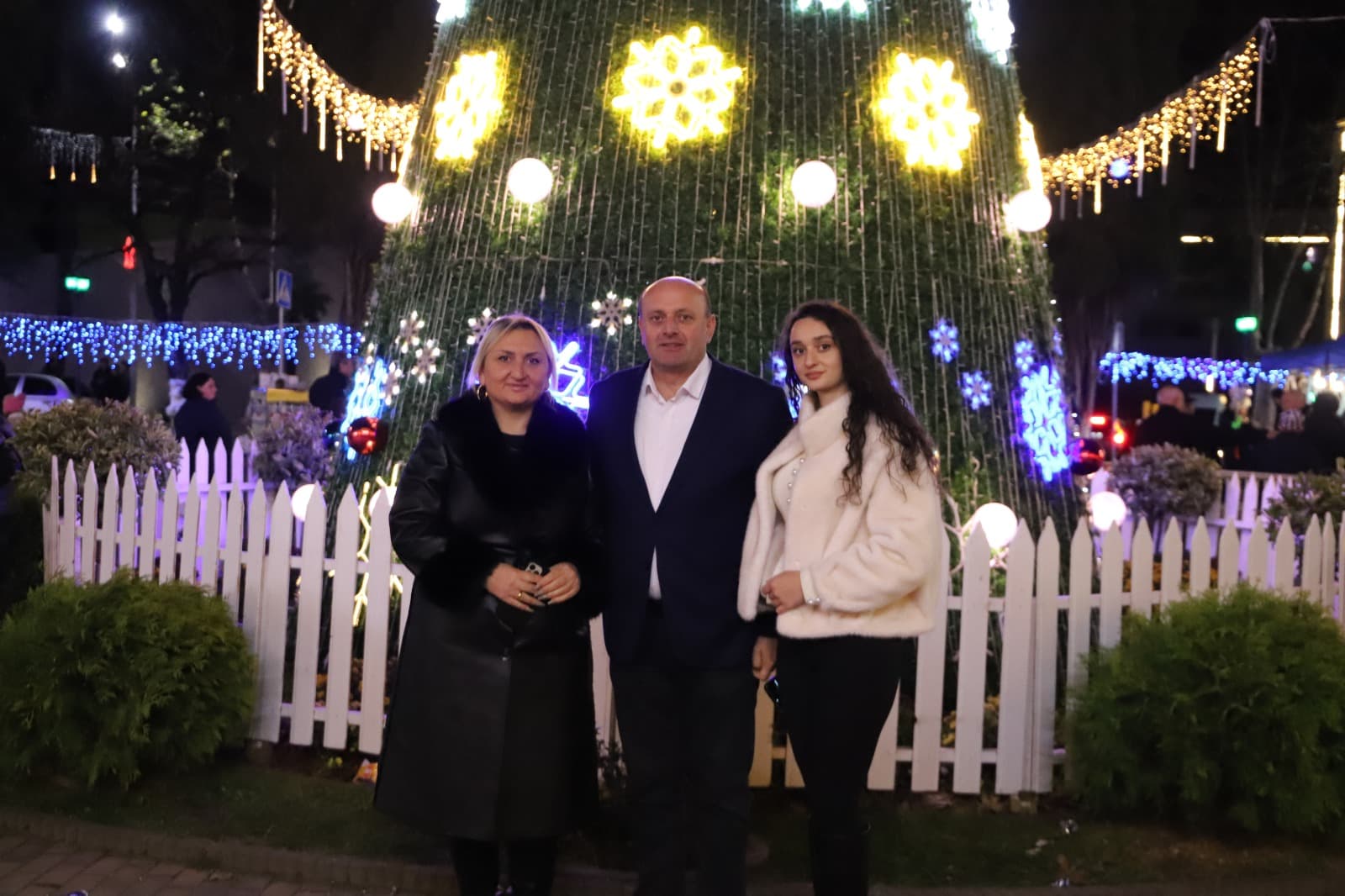 <p style="text-align: justify">თერჯოლაში წლის მთავარი საახალწლო ღონისძიება და ნაძვის ხის ანთების ცერემონია გაიმართა.</p><p style="text-align: justify">საახალწლო ღონისძიებები საბავშვო აქტივობებით და ზღაპრის გმირების წარმოდგენებით დაიწყო. ღონისძიების ფარგლებში გაიმართა საშობაო ბაზრობა, შესრულდა მუსიკალური ნომრები, ზეიმის პატარა სტუმრები თოვლის ბაბუამ დაასაჩუქრა.</p><p style="text-align: justify">თერჯოლის მუნიციპალიტეტის მერმა მანუჩარ რობაქიძემ, საკრებულოს თავმჯდომარე სოსო ჩაფიჩაძესთან და ბავშვებთან ერთად ქალაქის მთავარი ნაძვის ხე საზეიმოდ აანთო.</p><p style="text-align: justify">გალა კონცერტში მონაწილეობდნენ ქართველი შემსრულებლები: ეკა კახიანი, ნინი ბადურაშვილი,თაკო გაჩეჩილაძე, ქრისტინე იმედაძე; თემურ თათარაშვილი, მაია ჯაბუა; კახა კუხიანიძე; ჯორჯიან სიქს და გუფილენდი.</p><p style="text-align: justify">საახალწლო ღონისძიებები ფოიერვერკით დასრულდა.&nbsp;</p><p style="text-align: justify">"ახალი წლის დღეები" მთელი ქვეყნის მასშტაბით, საქართველოს მთავრობის, კულტურის სამინისტროს და სსიპ შემოქმედებითი საქართველოს მხარდაჭერით იმართება.</p>