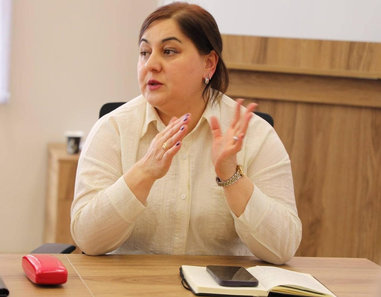 <p style="text-align: justify">თეთრიწყაროს მუნიციპალიტეტის მერი მიხეილ აფციაური &nbsp;ა(ა)ი „თეთრიწყაროს სკოლამდელი აღზრდა-განათლების და სოციალურად დაუცველთა დახმარების ცენტრის“ წარმომადგენლებს შეხვდა.</p><p style="text-align: justify">შეხვედრაზე ცენტრის დირექტორმა, ფიქრია მეშველიანმა ადმინისტრაციის წევრებთან ერთად, სოფელ წინწყაროსა და სოფელ სამღერეთის საბავშვო ბაღების ავტორიზაციის მინიჭების შესახებ პრეზენტაცია წარადგინა.</p><p style="text-align: justify">როგორც ფიქრია მეშველიანმა აღნიშნა, ქვემო ქართლში თეთრიწყაროს მუნიციპალიტეტი არის პირველი, რომელსაც აქვს ორი სკოლამდელი აღზრდისა და განათლების დაწესებულება, რომლებმაც წარმატებით გაიარეს ავტორიზაცია.</p><p style="text-align: justify">შეხვედრას ასევე ესწრებოდნენ თეთრიწყაროს მუნიციპალიტეტის მერისა და საკრებულოს თავმჯდომარის მოადგილეები ლევან ხმალაძე, რამაზ გულბანი, ლია ზურებიანი, ვალერიან სუხიტაშვილი და ანზორ ღორჯომელაძე.</p>