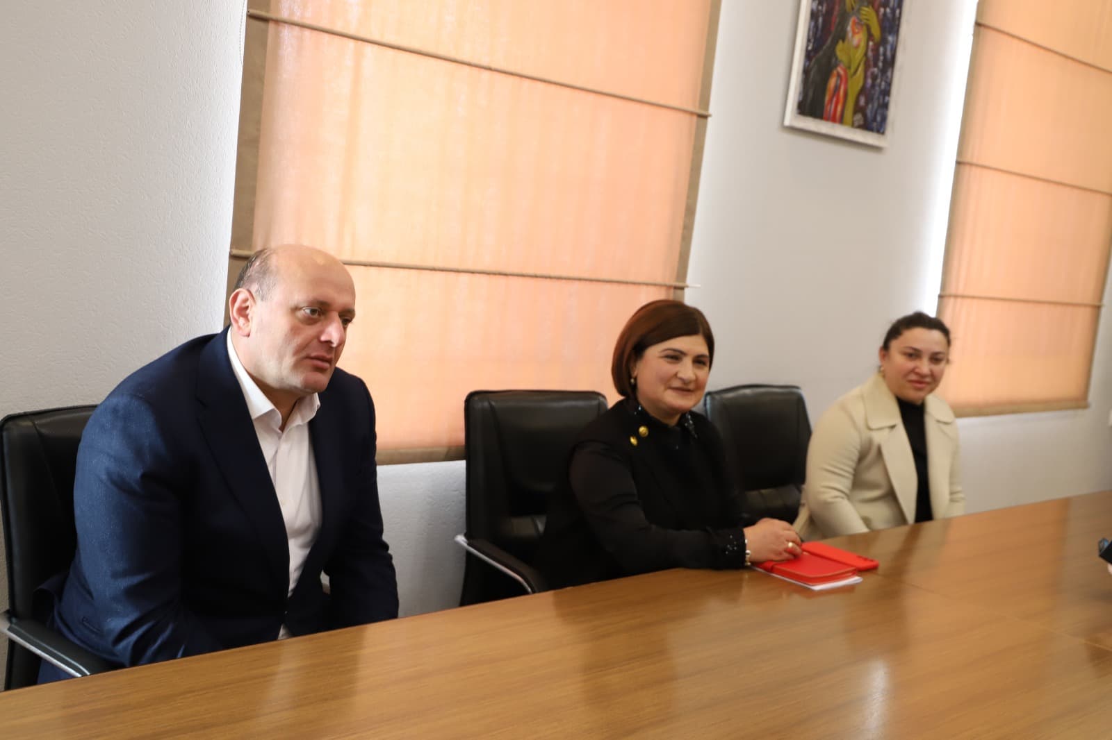 <p style="text-align: justify">თერჯოლის მუნიციპალიტეტის მერი მანუჩარ რობაქიძე, საკრებულოს თავმჯდომარე სოსო ჩაფიჩაძესთან ერთად, ქიმიის საერთაშორისო ოლიმპიადის ბრინჯაოს მედალოსან ანანო აბულაძეს შეხვდა.&nbsp;</p><p style="text-align: justify">მერმა ანანო აბულაძეს მიღწეული შედეგები მიულოცა, ჯილდო გადასცა და წარმატებები უსურვა.&nbsp;</p><p style="text-align: justify">საქართველოს აგრარული უნივერსიტეტის სტუდენტი ანანო აბულაძე საქართველოს ეროვნული ნაკრების წევრია ქიმიაში, მოპოვებული აქვს არაერთი პრიზი საერთაშორისო და სახელმწიფო &nbsp;კონკურსებსა და ტურნირებზე.&nbsp;</p><p style="text-align: justify">შეხვედრას მერიის განათლების, კულტურის, სპორტის და ახალგაზრდულ საქმეთა სამსახურის ხელმძღვანელი მაკა ასათიანი, საკრებულოს განათლების, კულტურის და ახალგაზრდულ საქმეთა კომისიის თავმჯდომარე ნინო ოქრუაძე, თერჯოლის მაჟორიტარი დეპუტატი ელისო მურადაშვილი და საგანმანათლებლო რესურსცენტრის ხელმძღვანელი ქეთევან შეყრილაძე დაესწრნენ.</p><p style="text-align: justify">მუნიციპალიტეტში წარმატებული ახალგაზრდებისთვის წამახალისებელი ფულადი &nbsp;ჯილდო, თერჯოლის აღმასრულებელი და წარმომადგენლობითი ორგანოების ინიციატივით და &nbsp;დადგენილებით განისაზღვრა.</p>