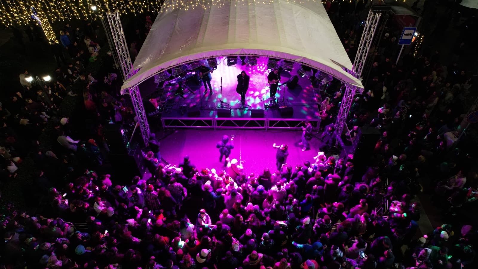 <p style="text-align: justify">ზუგდიდის მთავარი ნაძვის ხე საზეიმოდ აინთო. ქალაქის ცენტრალურ გამზირზე, მთავარი ნაძვის ხის ანთების ღონისძიებაში ზუგდიდის ანსამბლებმა და შემოქმედებითმა ჯგუფებმა მიიღეს მონაწილეობა.</p><p style="text-align: justify">ღონისძიებას სამეგრელო-ზემო სვანეთის სახელმწიფო რწმუნებული დავით ვერავა, ზუგდიდის მერი დავით კოდუა, პარლამენტის წევრი, ზუგდიდის დელეგატი ედიშერ თოლორაია და თვითმმართველობის წარმომადგენლები დაესწრნენ.</p><p style="text-align: justify">„მიმდინარე წელი თითოეული ჩვენგანისთვის განსხვავებული გამოწვევების წელი იყო, მაგრამ ზუგდიდმა კიდევ ერთხელ დაამტკიცა, რომ ერთიანობით, ურთიერთდახმარებით და სიყვარულით შეუძლია გამარჯვება და წინსვლა. მადლობა თითოეულ მოქალაქეს, ვინც თავისი წვლილი შეიტანა ჩვენი ქალაქის განვითარებაში - მადლობა ჩემს ზუგდიდელებს შრომისა და გულწრფელი დამოკიდებულებისთვის.</p><p style="text-align: justify">გილოცავთ დამდეგ შობა ახალ წელს - მინდა, ეს წელი იყოს მშვიდობის, ჯანმრთელობის, წარმატების და ბედნიერების წელი თითოეული ოჯახისთვის. წარმატებები, მშვიდობა და მეტი განვითარება ჩვენს ქალაქს“ - განაცხადა ზუგდიდის მერმა დავით კოდუამ.</p><p style="text-align: justify">საზეიმო ღონისძიებაში მოსწავლე ახალგაზრდობის სასახლის მუსიკალურ-თეატრალური სტუდია "რიბი რაბო,“ სტუდია ,,რეტრო,“ სახელოვნებო სკოლების გაერთიანების საგუნდო-სამუსიკო სკოლის აკადემიური გუნდი, ხელოვნებისა და კულტურის განვითარების ცენტრის ბენდი "ბოლო ოთახი” და კვარტეტი "აკორდი” მონაწილეობდა.&nbsp;</p><p style="text-align: justify">ზუგდიდში შემდეგი საახალწლო კონცერტი 31 დეკემბერს, ახალი წლის ღამეს კულტურის სამინისტროსა და „შემოქმედებითი საქართველოს“ მხარდაჭერით გაიმართება, სადაც ზუგდიდელების წინაშე ნუცა ბუზალაძე წარდგება.</p>