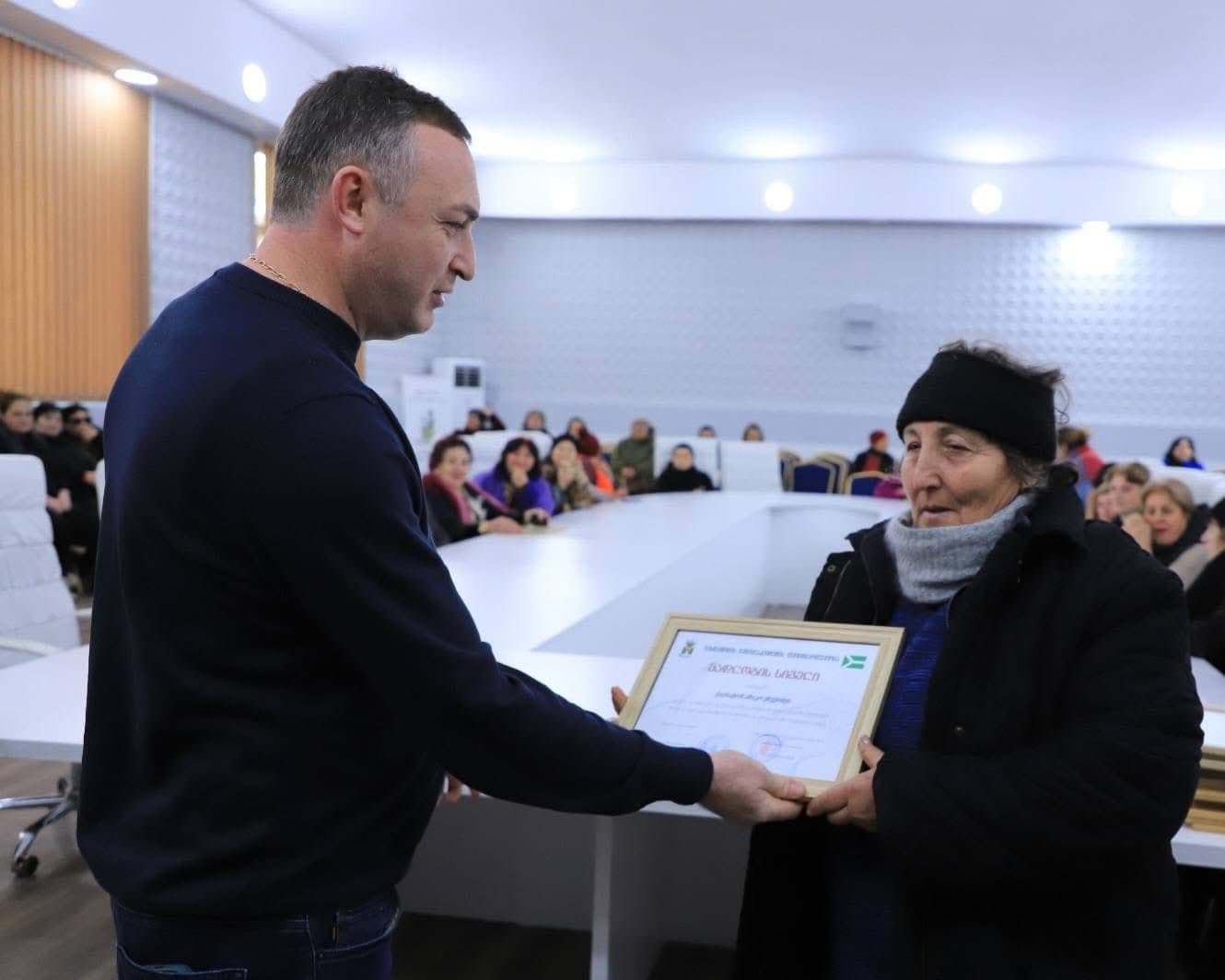 <p style="text-align: justify">დასუფთავების სამსახურის თანამშრომლების შრომა ხშირად შეუმჩნეველია, თუმცა მისი მნიშვნელობა ფასდაუდებელია, - ამის შესახებ სოციალურ ქსელში ზესტაფონის მერი ვახტანგ ღამბაშიძე წერს.</p><p style="text-align: justify">"მადლიერება და პატივისცემა გამოვხატეთ იმ ადამიანების მიმართ, რომლებიც მაშინ იღვიძებენ, როცა მთელ ქალაქს სძინავს.</p><p style="text-align: justify">დასუფთავების სამსახურის თანამშრომლების შრომა ხშირად შეუმჩნეველია, თუმცა მისი მნიშვნელობა ფასდაუდებელია.</p><p style="text-align: justify">მადლობას გიხდით ქალაქის სისუფთავისა და წესრიგის შენარჩუნებაში შეტანილი განსაკუთრებული წვლილისთვის,<br>კეთილსინდისიერი შრომისა და ყოველდღიური თავდადებისთვის, რომლითაც ჩვენი ქალაქი თითოეული მოქალაქისთვის უფრო სუფთა, ლამაზი და კომფორტული ხდება.</p><p style="text-align: justify">თქვენი დაუღალავი შრომა ქმნის სუფთა, მოწესრიგებულ და სასიამოვნო გარემოს როგორც ქალაქის მცხოვრებლებისთვის, ისე სტუმრებისთვის.</p><p style="text-align: justify">გისურვებთ ჯანმრთელობასა და წარმატებებს", - წერს ღამბაშიძე.</p>