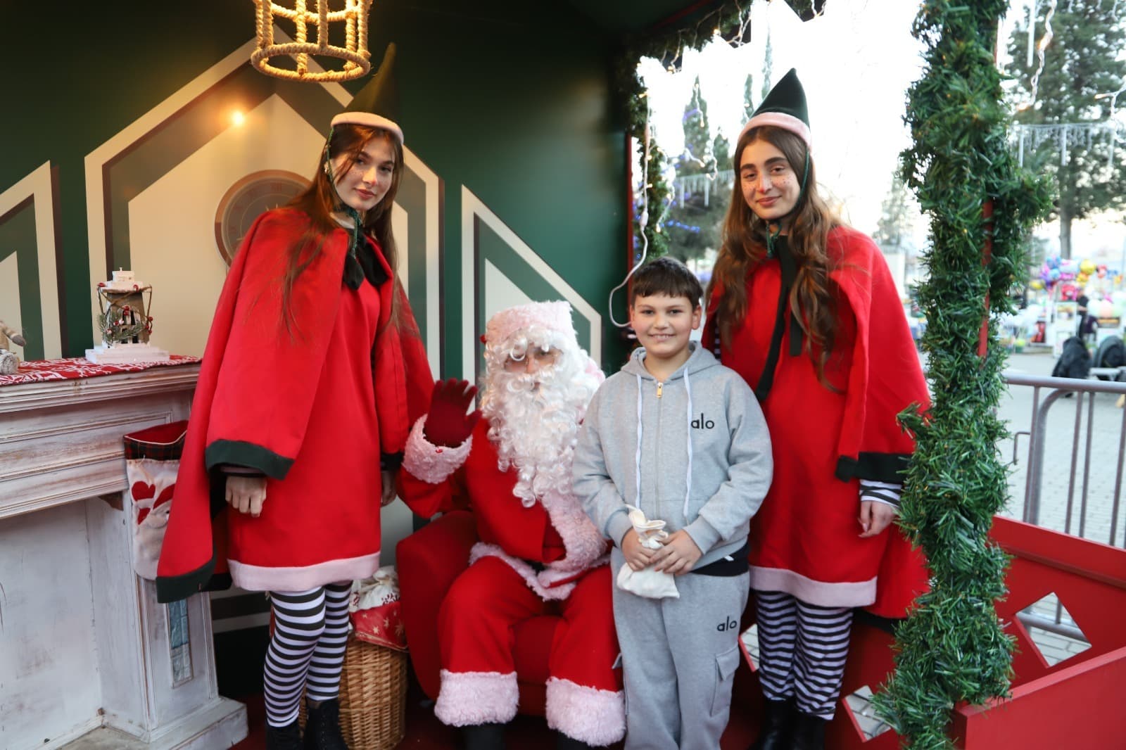 <p style="text-align: justify">თერჯოლაში წლის მთავარი საახალწლო ღონისძიება და ნაძვის ხის ანთების ცერემონია გაიმართა.</p><p style="text-align: justify">საახალწლო ღონისძიებები საბავშვო აქტივობებით და ზღაპრის გმირების წარმოდგენებით დაიწყო. ღონისძიების ფარგლებში გაიმართა საშობაო ბაზრობა, შესრულდა მუსიკალური ნომრები, ზეიმის პატარა სტუმრები თოვლის ბაბუამ დაასაჩუქრა.</p><p style="text-align: justify">თერჯოლის მუნიციპალიტეტის მერმა მანუჩარ რობაქიძემ, საკრებულოს თავმჯდომარე სოსო ჩაფიჩაძესთან და ბავშვებთან ერთად ქალაქის მთავარი ნაძვის ხე საზეიმოდ აანთო.</p><p style="text-align: justify">გალა კონცერტში მონაწილეობდნენ ქართველი შემსრულებლები: ეკა კახიანი, ნინი ბადურაშვილი,თაკო გაჩეჩილაძე, ქრისტინე იმედაძე; თემურ თათარაშვილი, მაია ჯაბუა; კახა კუხიანიძე; ჯორჯიან სიქს და გუფილენდი.</p><p style="text-align: justify">საახალწლო ღონისძიებები ფოიერვერკით დასრულდა.&nbsp;</p><p style="text-align: justify">"ახალი წლის დღეები" მთელი ქვეყნის მასშტაბით, საქართველოს მთავრობის, კულტურის სამინისტროს და სსიპ შემოქმედებითი საქართველოს მხარდაჭერით იმართება.</p>