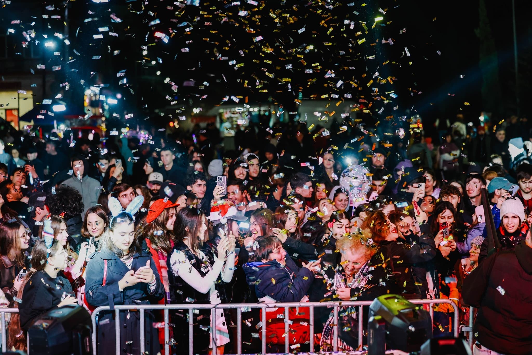 <p style="text-align: justify">ფოთის ცენტრალურ მოედანზე, ქალაქის მთავარი ნაძვის ხე საზეიმოდ აინთო.</p><p style="text-align: justify">ილუმინაციებით განათდა ქალაქის ქუჩებიც.</p><p style="text-align: justify">&nbsp;</p>