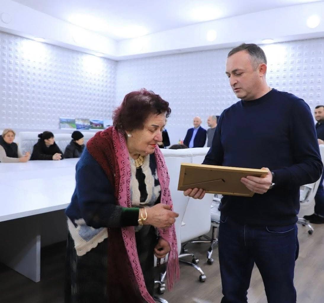 <p style="text-align: justify">დასუფთავების სამსახურის თანამშრომლების შრომა ხშირად შეუმჩნეველია, თუმცა მისი მნიშვნელობა ფასდაუდებელია, - ამის შესახებ სოციალურ ქსელში ზესტაფონის მერი ვახტანგ ღამბაშიძე წერს.</p><p style="text-align: justify">"მადლიერება და პატივისცემა გამოვხატეთ იმ ადამიანების მიმართ, რომლებიც მაშინ იღვიძებენ, როცა მთელ ქალაქს სძინავს.</p><p style="text-align: justify">დასუფთავების სამსახურის თანამშრომლების შრომა ხშირად შეუმჩნეველია, თუმცა მისი მნიშვნელობა ფასდაუდებელია.</p><p style="text-align: justify">მადლობას გიხდით ქალაქის სისუფთავისა და წესრიგის შენარჩუნებაში შეტანილი განსაკუთრებული წვლილისთვის,<br>კეთილსინდისიერი შრომისა და ყოველდღიური თავდადებისთვის, რომლითაც ჩვენი ქალაქი თითოეული მოქალაქისთვის უფრო სუფთა, ლამაზი და კომფორტული ხდება.</p><p style="text-align: justify">თქვენი დაუღალავი შრომა ქმნის სუფთა, მოწესრიგებულ და სასიამოვნო გარემოს როგორც ქალაქის მცხოვრებლებისთვის, ისე სტუმრებისთვის.</p><p style="text-align: justify">გისურვებთ ჯანმრთელობასა და წარმატებებს", - წერს ღამბაშიძე.</p>