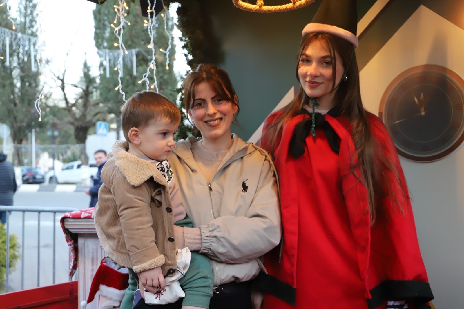 <p style="text-align: justify">თერჯოლაში წლის მთავარი საახალწლო ღონისძიება და ნაძვის ხის ანთების ცერემონია გაიმართა.</p><p style="text-align: justify">საახალწლო ღონისძიებები საბავშვო აქტივობებით და ზღაპრის გმირების წარმოდგენებით დაიწყო. ღონისძიების ფარგლებში გაიმართა საშობაო ბაზრობა, შესრულდა მუსიკალური ნომრები, ზეიმის პატარა სტუმრები თოვლის ბაბუამ დაასაჩუქრა.</p><p style="text-align: justify">თერჯოლის მუნიციპალიტეტის მერმა მანუჩარ რობაქიძემ, საკრებულოს თავმჯდომარე სოსო ჩაფიჩაძესთან და ბავშვებთან ერთად ქალაქის მთავარი ნაძვის ხე საზეიმოდ აანთო.</p><p style="text-align: justify">გალა კონცერტში მონაწილეობდნენ ქართველი შემსრულებლები: ეკა კახიანი, ნინი ბადურაშვილი,თაკო გაჩეჩილაძე, ქრისტინე იმედაძე; თემურ თათარაშვილი, მაია ჯაბუა; კახა კუხიანიძე; ჯორჯიან სიქს და გუფილენდი.</p><p style="text-align: justify">საახალწლო ღონისძიებები ფოიერვერკით დასრულდა.&nbsp;</p><p style="text-align: justify">"ახალი წლის დღეები" მთელი ქვეყნის მასშტაბით, საქართველოს მთავრობის, კულტურის სამინისტროს და სსიპ შემოქმედებითი საქართველოს მხარდაჭერით იმართება.</p>