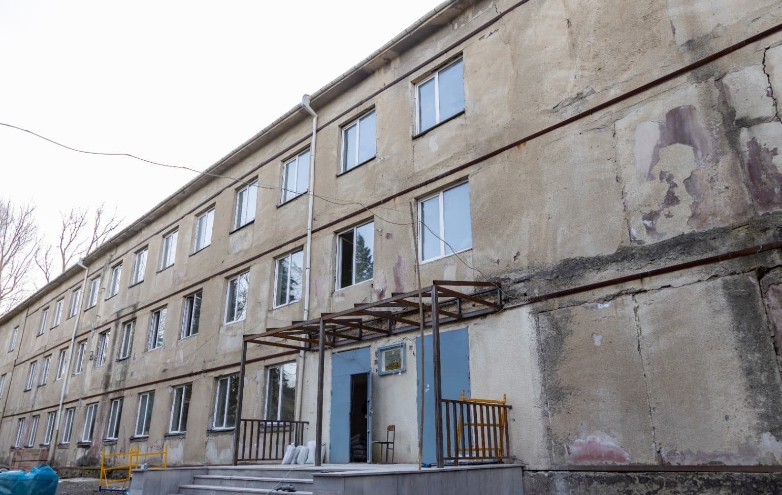 <p style="text-align: justify">თერჯოლის მუნიციპალიტეტში საგანმანათლებლო ინფრასტრუქტურის აღდგენა და განახლება მიმდინარეობს.</p><p style="text-align: justify">სამუშაოები თერჯოლის მუნიციპალიტეტის მერმა მანუჩარ რობაქიძემ &nbsp;იმერეთში სახელმწიფო რწმუნებულთან ლევან ზალკალიანთან და ადგილობრივი თვითმმართველობის წარმომადგენლებთან ერთად დაათვალიერა.&nbsp;</p><p style="text-align: justify">მუნიციპალიტეტის მერიის ინფორმაციით, პროექტების მიზანია მოსწავლეებისთვის უსაფრთხო და კომფორტული საგანმანათლებლო გარემოს შექმნა. სამუშაოები ხორციელდება მცირე მასშტაბის სკოლების სარეაბილიტაციო პროგრამის ფარგლებში და სრულად ფინანსდება ინფრასტრუქტურის სამინისტროს მიერ.</p><p style="text-align: justify">სოფელ ახალთერჯოლის საჯარო სკოლაში ხორციელდება შიდა სივრცის რეაბილიტაცია: განახლდება სკოლის შესასვლელი, გარემონტდება მესამე სართულის საკლასო ოთახები და დერეფანი, იცვლება ელექტროგაყვანილობის სისტემა.</p><p style="text-align: justify">სოფელ ჭოგნარის სკოლაში პირველად მონტაჟდება ცენტრალური გათბობის სისტემა.&nbsp;</p><p style="text-align: justify">ამავე პროგრამის ფარგლებში უკვე დასრულდა სოფელ ნაგარევის სკოლის სახურავის სრული რეაბილიტაციაც.</p><p style="text-align: justify">საერთო ჯამში, სკოლების რეაბილიტაციასა და კეთილმოწყობაზე 400 000 ლარამდე დაიხარჯება.</p>