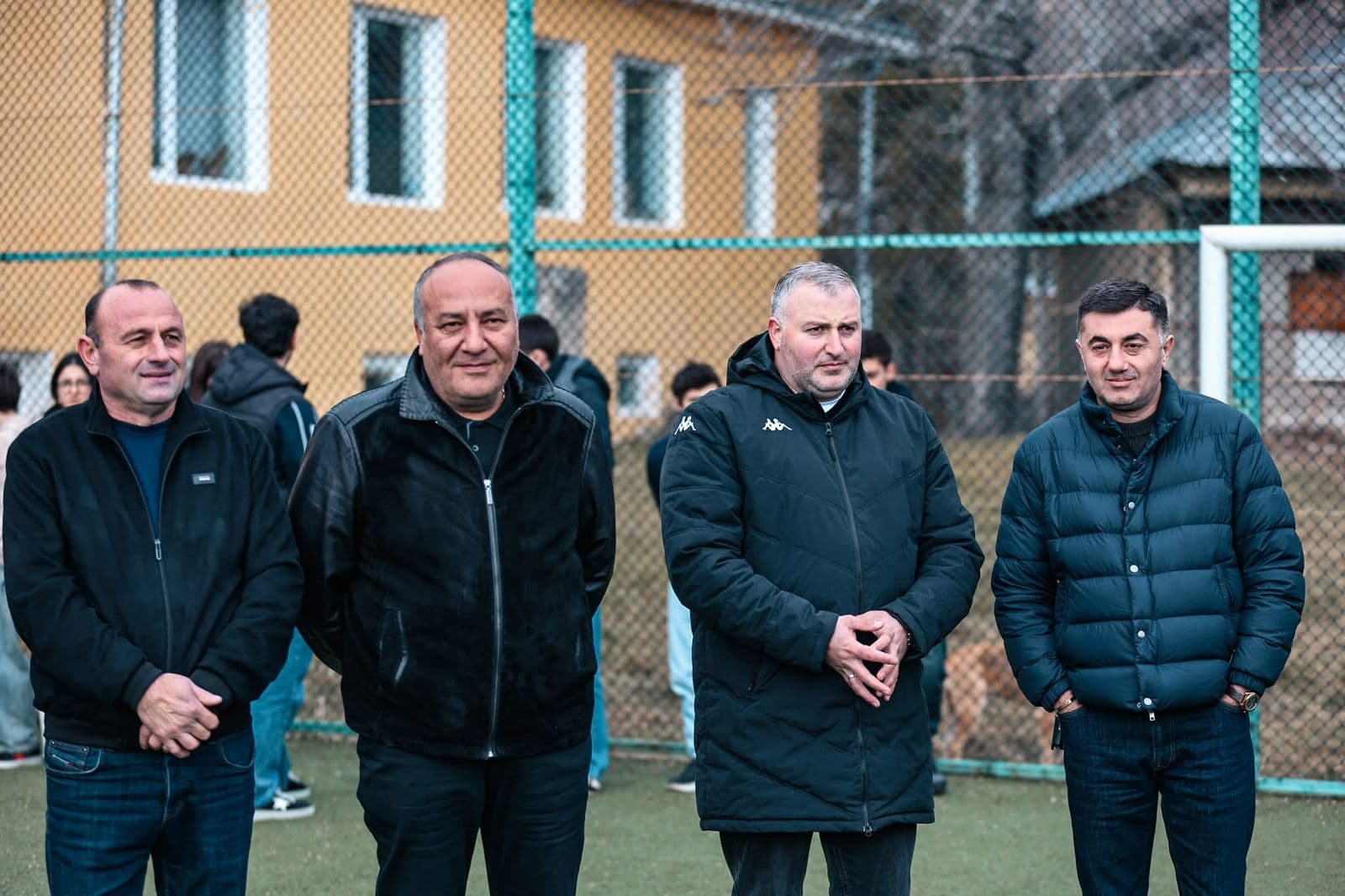 <p style="text-align: justify">რეგიონული განვითარების მინისტრის პირველი მოადგილე ლევან ზაუტაშვილი და ქვემო ქართლში სახელმწიფო რწმუნებული ილია ჯალაღანია თეთრიწყაროს მუნიციპალიტეტის მერთან მიხეილ აფციაურთან ერთად, გოგონათა საფეხბურთო გუნდის წევრებს შეხვდნენ.</p><p style="text-align: justify">გოგონათა ფეხბურთი თეთრიწყაროს მუნიციპალიტეტის ეთნიკურად მრავალფეროვან, ეკომიგრანტებით დასახლებულ სოფელ სამღერეთში 2018 წელს ჩამოყალიბდა. შეიქმნა სამოყვარულო საფეხბურთო გუნდი, რომელიც ეთნიკურად ქართველ, აზერბაიჯანელ და სომეხ გოგონებს აერთიანებს. 2020 წლიდან გუნდს ფეხბურთით დაინტერესებული გოგონები მუნიციპალიტეტის სხვადასხვა სოფლებიდანაც შეუერთდნენ. 2023 წლიდან თეთრიწყაროს გოგონათა გუნდი ოფიციალურად ჩაერთო საქართველოს ლიგა 2-ში, წარმატებით განაგრძობს ასპარეზობას და ამ ეტაპზე გადასულია უმაღლეს ლიგაში.</p><p style="text-align: justify">მინისტრის მოადგილემ, სახელმწიფო რწმუნებულმა და მერმა გოგონები ერთჯერადი ფულადი პრემიით, მედლებითა და სამადლობელი სიგელებით დააჯილდოვეს და აღნიშნეს, რომ მათი გადასვლა უმაღლეს ლიგაში მუნიციპალიტეტში ქალთა ფეხბურთის განვითარებისთვის მნიშვნელოვანი ნაბიჯია.</p><p style="text-align: justify">შეხვედრას ქვემო ქართლში სახელმწიფო რწმუნებულის პირველი მოადგილე იოსებ ალიბეგაშვილი, მოადგილე ავთანდილ ჭრიკიშვილი და ადგილობრივი ხელისუფლების წარმომადგენლები ესწრებოდნენ.</p>