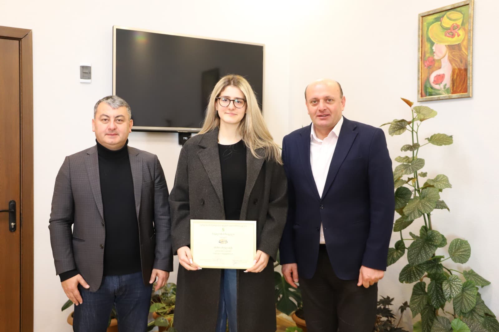 <p style="text-align: justify">თერჯოლის მუნიციპალიტეტის მერი მანუჩარ რობაქიძე, საკრებულოს თავმჯდომარე სოსო ჩაფიჩაძესთან ერთად, ქიმიის საერთაშორისო ოლიმპიადის ბრინჯაოს მედალოსან ანანო აბულაძეს შეხვდა.&nbsp;</p><p style="text-align: justify">მერმა ანანო აბულაძეს მიღწეული შედეგები მიულოცა, ჯილდო გადასცა და წარმატებები უსურვა.&nbsp;</p><p style="text-align: justify">საქართველოს აგრარული უნივერსიტეტის სტუდენტი ანანო აბულაძე საქართველოს ეროვნული ნაკრების წევრია ქიმიაში, მოპოვებული აქვს არაერთი პრიზი საერთაშორისო და სახელმწიფო &nbsp;კონკურსებსა და ტურნირებზე.&nbsp;</p><p style="text-align: justify">შეხვედრას მერიის განათლების, კულტურის, სპორტის და ახალგაზრდულ საქმეთა სამსახურის ხელმძღვანელი მაკა ასათიანი, საკრებულოს განათლების, კულტურის და ახალგაზრდულ საქმეთა კომისიის თავმჯდომარე ნინო ოქრუაძე, თერჯოლის მაჟორიტარი დეპუტატი ელისო მურადაშვილი და საგანმანათლებლო რესურსცენტრის ხელმძღვანელი ქეთევან შეყრილაძე დაესწრნენ.</p><p style="text-align: justify">მუნიციპალიტეტში წარმატებული ახალგაზრდებისთვის წამახალისებელი ფულადი &nbsp;ჯილდო, თერჯოლის აღმასრულებელი და წარმომადგენლობითი ორგანოების ინიციატივით და &nbsp;დადგენილებით განისაზღვრა.</p>
