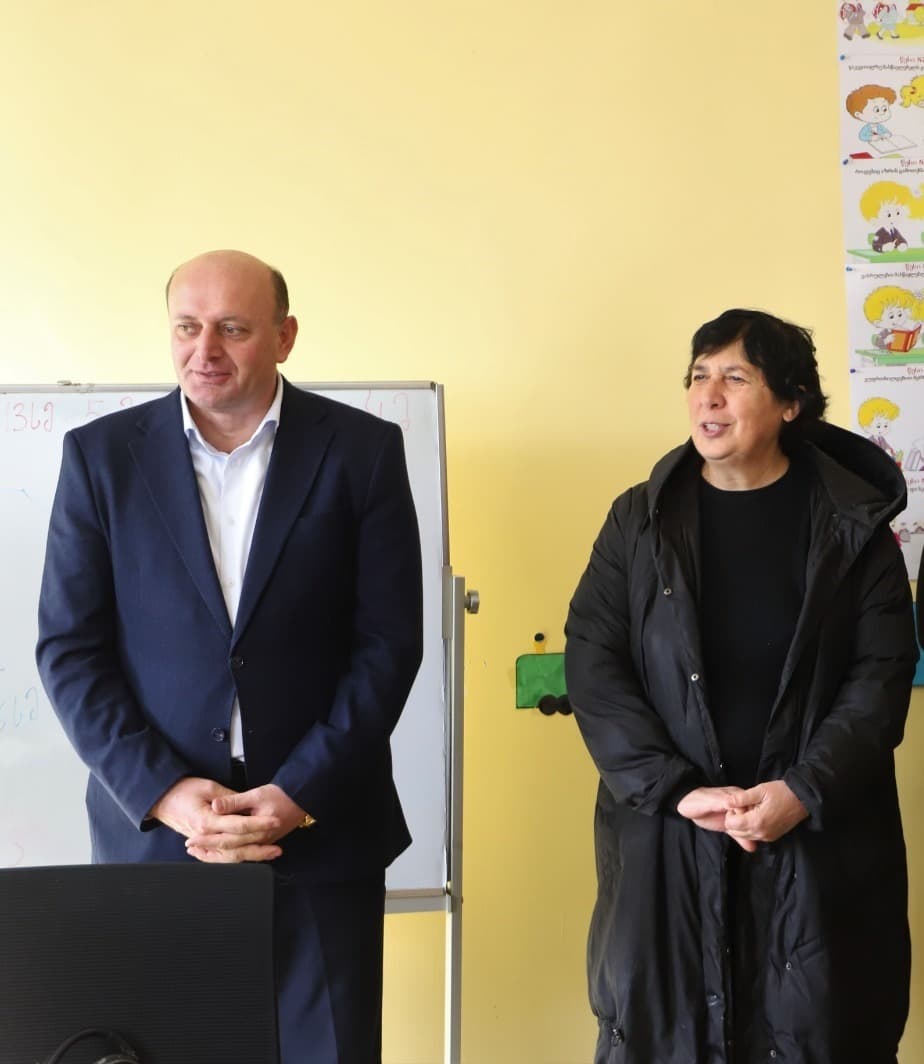 <p style="text-align: justify">თერჯოლის მუნიციპალიტეტში საგანმანათლებლო ინფრასტრუქტურის აღდგენა და განახლება მიმდინარეობს.</p><p style="text-align: justify">სამუშაოები თერჯოლის მუნიციპალიტეტის მერმა მანუჩარ რობაქიძემ &nbsp;იმერეთში სახელმწიფო რწმუნებულთან ლევან ზალკალიანთან და ადგილობრივი თვითმმართველობის წარმომადგენლებთან ერთად დაათვალიერა.&nbsp;</p><p style="text-align: justify">მუნიციპალიტეტის მერიის ინფორმაციით, პროექტების მიზანია მოსწავლეებისთვის უსაფრთხო და კომფორტული საგანმანათლებლო გარემოს შექმნა. სამუშაოები ხორციელდება მცირე მასშტაბის სკოლების სარეაბილიტაციო პროგრამის ფარგლებში და სრულად ფინანსდება ინფრასტრუქტურის სამინისტროს მიერ.</p><p style="text-align: justify">სოფელ ახალთერჯოლის საჯარო სკოლაში ხორციელდება შიდა სივრცის რეაბილიტაცია: განახლდება სკოლის შესასვლელი, გარემონტდება მესამე სართულის საკლასო ოთახები და დერეფანი, იცვლება ელექტროგაყვანილობის სისტემა.</p><p style="text-align: justify">სოფელ ჭოგნარის სკოლაში პირველად მონტაჟდება ცენტრალური გათბობის სისტემა.&nbsp;</p><p style="text-align: justify">ამავე პროგრამის ფარგლებში უკვე დასრულდა სოფელ ნაგარევის სკოლის სახურავის სრული რეაბილიტაციაც.</p><p style="text-align: justify">საერთო ჯამში, სკოლების რეაბილიტაციასა და კეთილმოწყობაზე 400 000 ლარამდე დაიხარჯება.</p>