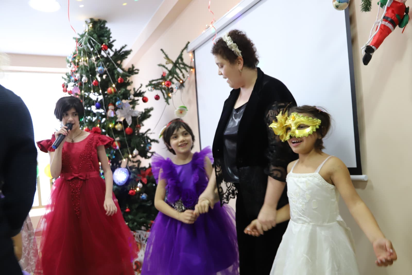 <p style="text-align: justify">თერჯოლის მუნიციპალიტეტის მერი მანუჩარ რობაქიძე საკრებულოს თავმჯდომარე სოსო ჩაფიჩაძესთან ერთად შეზღუდული შესაძლებლობის მქონე ბავშვთა დღის ცენტრ "საპოვნელას“ ღონისძიებას დაესწრო.</p><p style="text-align: justify">მანუჩარ რობაქიძემ ცენტრის აღსაზრდელებს დამდეგი შობა-ახალი წელი მიულოცა და ცენტრთან შემდგომ თანამშრომლობაზე ისაუბრა.</p><p style="text-align: justify">„თერჯოლის მუნიციპალიტეტის ადგილობრივი თვითმმართველობის სახელით, მხარდაჭერას გამოვხატავ &nbsp;დღის ცენტრის თითოეული წევრის მიმართ. ჩვენ მზად ვართ ერთობლივი ძალისხმევით განვახორციელოთ ყველა არსებული პროექტი, შევქმნათ თანასწორი გარემო, მათი უფლებებისა და საჭიროების დასაცავად“, - განაცხადა თერჯოლის მერმა.</p><p style="text-align: justify">შეზღუდული შესაძლებლობის მქონე ბავშვთა დღის ცენტრების პროგრამის კოორდინატორმა სოფიო კუპატაძემ წლის განმავლობაში განხორციელებული აქტივობები შეაჯამა და &nbsp;სამომავლო გეგმებზე ისაუბრა. ცენტრის აღსაზრდელებმა საახალწლო თემაზე მომზადებული ნომრები წარადგინეს.</p><p style="text-align: justify">ღონისძიებას, ადგილობრივი თვითმმართველობის, ასევე საგანმანათლებლო და სკოლამდელი დაწესებულებათა გაერთიანების წარმომადგენლები ესწრებოდნენ.</p>