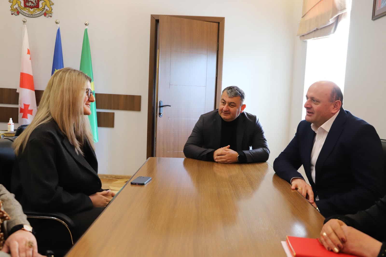 <p style="text-align: justify">თერჯოლის მუნიციპალიტეტის მერი მანუჩარ რობაქიძე, საკრებულოს თავმჯდომარე სოსო ჩაფიჩაძესთან ერთად, ქიმიის საერთაშორისო ოლიმპიადის ბრინჯაოს მედალოსან ანანო აბულაძეს შეხვდა.&nbsp;</p><p style="text-align: justify">მერმა ანანო აბულაძეს მიღწეული შედეგები მიულოცა, ჯილდო გადასცა და წარმატებები უსურვა.&nbsp;</p><p style="text-align: justify">საქართველოს აგრარული უნივერსიტეტის სტუდენტი ანანო აბულაძე საქართველოს ეროვნული ნაკრების წევრია ქიმიაში, მოპოვებული აქვს არაერთი პრიზი საერთაშორისო და სახელმწიფო &nbsp;კონკურსებსა და ტურნირებზე.&nbsp;</p><p style="text-align: justify">შეხვედრას მერიის განათლების, კულტურის, სპორტის და ახალგაზრდულ საქმეთა სამსახურის ხელმძღვანელი მაკა ასათიანი, საკრებულოს განათლების, კულტურის და ახალგაზრდულ საქმეთა კომისიის თავმჯდომარე ნინო ოქრუაძე, თერჯოლის მაჟორიტარი დეპუტატი ელისო მურადაშვილი და საგანმანათლებლო რესურსცენტრის ხელმძღვანელი ქეთევან შეყრილაძე დაესწრნენ.</p><p style="text-align: justify">მუნიციპალიტეტში წარმატებული ახალგაზრდებისთვის წამახალისებელი ფულადი &nbsp;ჯილდო, თერჯოლის აღმასრულებელი და წარმომადგენლობითი ორგანოების ინიციატივით და &nbsp;დადგენილებით განისაზღვრა.</p>