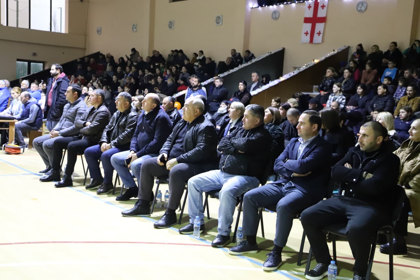 <p style="text-align: justify">თერჯოლის მუნიციპალიტეტის მერი მანუჩარ რობაქიძე, საკრებულოს თავმჯდომარე სოსო ჩაფიჩაძესთან და მოადგილე მირზა ქოჩიაშვილთან ერთად საფეხბურთო კლუბ "საპოვნელას" 2025 წლის შემაჯამებელ ღონისძიებას დაესწრო.</p><p style="text-align: justify">საპოვნელას შემაჯამებელ ღონისძიებაზე წარმატებული სპორტსმენები, საპატიო სტუმრები, ფეხბურთის მწვრთნელები და ის ადამიანები დააჯილდოვეს, ვინც თერჯოლაში ფეხბურთის განვითარების საქმეში წვლილი შეიტანა, პრეზენტაციის სახით წარმოდგენილი იყო მიმდინარე წელს საპოვნელას სხვადასხვა ასაკობრივი კატეგორიის აღსაზრდელთა წარმატებები.</p><p style="text-align: justify">ღონისძიებას, რომელსაც მუნიციპალიტეტის სპორტის სასახლემ უმასპინძლა, ადგილობრივი თვითმმართველობის, იმერეთის ფეხბურთის ფედერაციის და ადგილობრივი რესურსცენტრის წარმომადგენლები დაესწრნენ.</p>