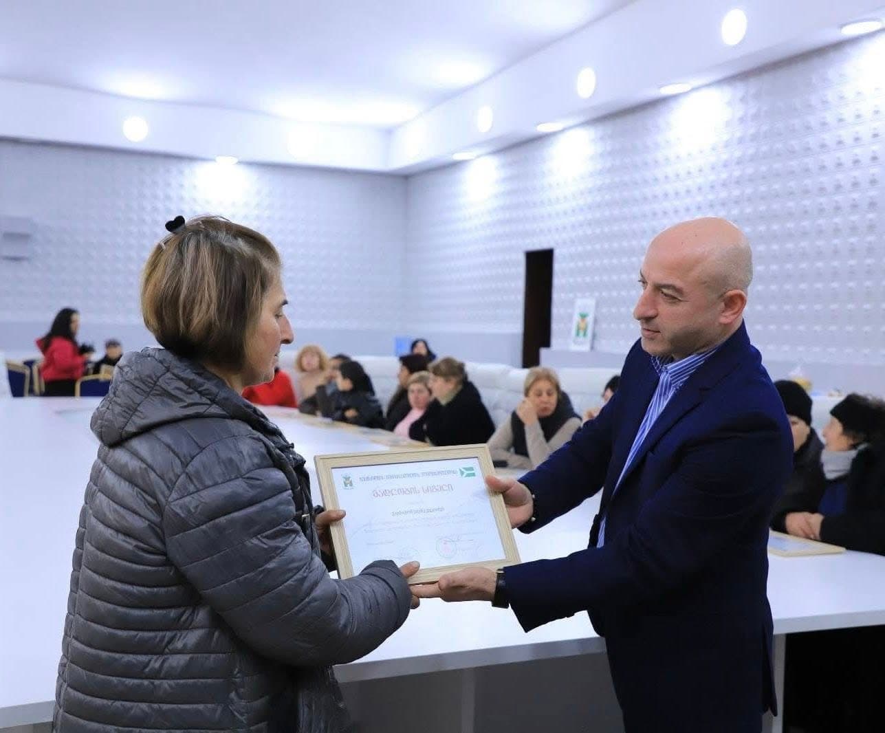 <p style="text-align: justify">დასუფთავების სამსახურის თანამშრომლების შრომა ხშირად შეუმჩნეველია, თუმცა მისი მნიშვნელობა ფასდაუდებელია, - ამის შესახებ სოციალურ ქსელში ზესტაფონის მერი ვახტანგ ღამბაშიძე წერს.</p><p style="text-align: justify">"მადლიერება და პატივისცემა გამოვხატეთ იმ ადამიანების მიმართ, რომლებიც მაშინ იღვიძებენ, როცა მთელ ქალაქს სძინავს.</p><p style="text-align: justify">დასუფთავების სამსახურის თანამშრომლების შრომა ხშირად შეუმჩნეველია, თუმცა მისი მნიშვნელობა ფასდაუდებელია.</p><p style="text-align: justify">მადლობას გიხდით ქალაქის სისუფთავისა და წესრიგის შენარჩუნებაში შეტანილი განსაკუთრებული წვლილისთვის,<br>კეთილსინდისიერი შრომისა და ყოველდღიური თავდადებისთვის, რომლითაც ჩვენი ქალაქი თითოეული მოქალაქისთვის უფრო სუფთა, ლამაზი და კომფორტული ხდება.</p><p style="text-align: justify">თქვენი დაუღალავი შრომა ქმნის სუფთა, მოწესრიგებულ და სასიამოვნო გარემოს როგორც ქალაქის მცხოვრებლებისთვის, ისე სტუმრებისთვის.</p><p style="text-align: justify">გისურვებთ ჯანმრთელობასა და წარმატებებს", - წერს ღამბაშიძე.</p>