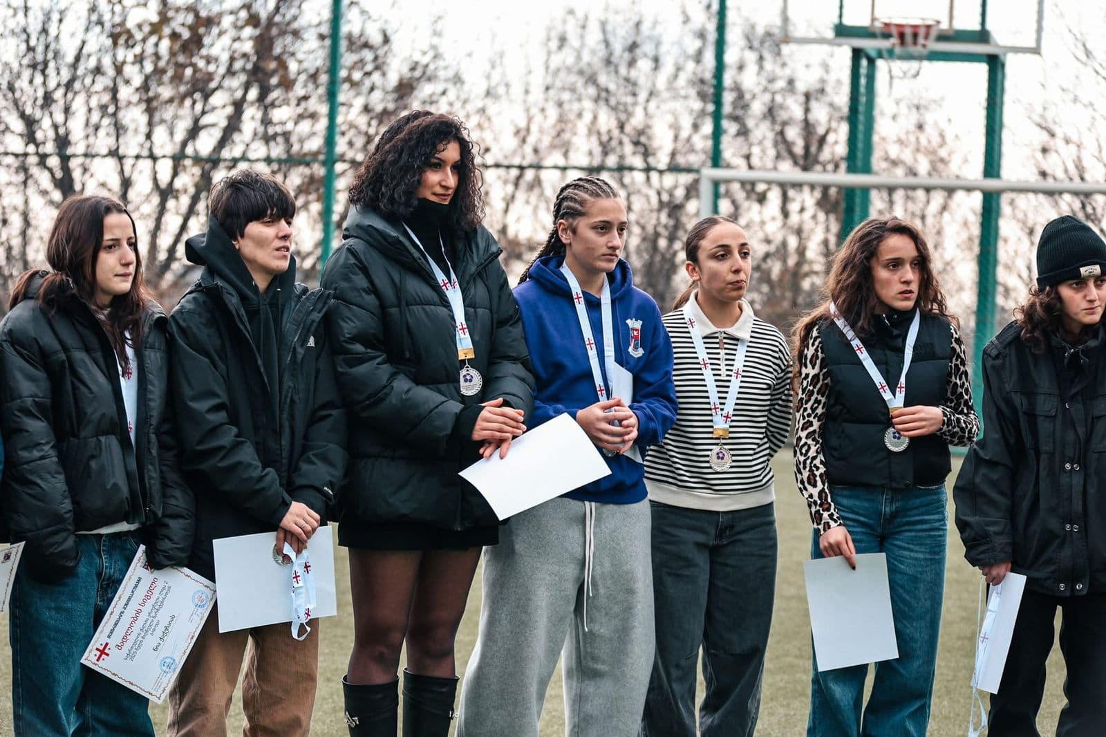 <p style="text-align: justify">რეგიონული განვითარების მინისტრის პირველი მოადგილე ლევან ზაუტაშვილი და ქვემო ქართლში სახელმწიფო რწმუნებული ილია ჯალაღანია თეთრიწყაროს მუნიციპალიტეტის მერთან მიხეილ აფციაურთან ერთად, გოგონათა საფეხბურთო გუნდის წევრებს შეხვდნენ.</p><p style="text-align: justify">გოგონათა ფეხბურთი თეთრიწყაროს მუნიციპალიტეტის ეთნიკურად მრავალფეროვან, ეკომიგრანტებით დასახლებულ სოფელ სამღერეთში 2018 წელს ჩამოყალიბდა. შეიქმნა სამოყვარულო საფეხბურთო გუნდი, რომელიც ეთნიკურად ქართველ, აზერბაიჯანელ და სომეხ გოგონებს აერთიანებს. 2020 წლიდან გუნდს ფეხბურთით დაინტერესებული გოგონები მუნიციპალიტეტის სხვადასხვა სოფლებიდანაც შეუერთდნენ. 2023 წლიდან თეთრიწყაროს გოგონათა გუნდი ოფიციალურად ჩაერთო საქართველოს ლიგა 2-ში, წარმატებით განაგრძობს ასპარეზობას და ამ ეტაპზე გადასულია უმაღლეს ლიგაში.</p><p style="text-align: justify">მინისტრის მოადგილემ, სახელმწიფო რწმუნებულმა და მერმა გოგონები ერთჯერადი ფულადი პრემიით, მედლებითა და სამადლობელი სიგელებით დააჯილდოვეს და აღნიშნეს, რომ მათი გადასვლა უმაღლეს ლიგაში მუნიციპალიტეტში ქალთა ფეხბურთის განვითარებისთვის მნიშვნელოვანი ნაბიჯია.</p><p style="text-align: justify">შეხვედრას ქვემო ქართლში სახელმწიფო რწმუნებულის პირველი მოადგილე იოსებ ალიბეგაშვილი, მოადგილე ავთანდილ ჭრიკიშვილი და ადგილობრივი ხელისუფლების წარმომადგენლები ესწრებოდნენ.</p>