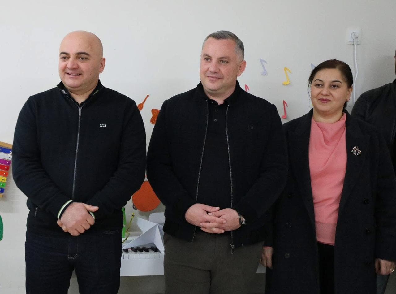 <p style="text-align: justify">თეთრიწყაროს მუნიციპალიტეტის მერმა მიხეილ აფციაურმა საბავშვო ბაღის აღსაზრდელებს დამდეგი შობა-ახალი წელი მიულოცა და საჩუქრები გადასცა.</p><p style="text-align: justify">ააიპ თეთრიწყაროს სკოლამდელი აღზრდა განათლებისა და სოციალურად დაუცველთა დახმარების ცენტრის თექვსმეტივე საბავშვო ბაღში საახალწლო ღონისძიებები გაიმართა.</p><p style="text-align: justify">ღონისძიებებს ასევე მუნიციპალიტეტის მერისა და საკრებულოს თავმჯდომარის პირველი მოადგილეები, ლევან ხმალაძე, ვალერიან სუხიტაშვილი, ცენტრის დირექტორი ფიქრია მეშველიანი, ცენტრის თანამშრომლები და ადგილობრივი თვითმმართველობის წარმომადგენლები ესწრებოდნენ.</p>