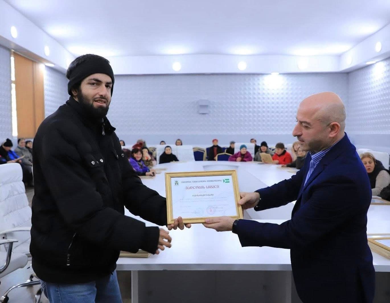 <p style="text-align: justify">დასუფთავების სამსახურის თანამშრომლების შრომა ხშირად შეუმჩნეველია, თუმცა მისი მნიშვნელობა ფასდაუდებელია, - ამის შესახებ სოციალურ ქსელში ზესტაფონის მერი ვახტანგ ღამბაშიძე წერს.</p><p style="text-align: justify">"მადლიერება და პატივისცემა გამოვხატეთ იმ ადამიანების მიმართ, რომლებიც მაშინ იღვიძებენ, როცა მთელ ქალაქს სძინავს.</p><p style="text-align: justify">დასუფთავების სამსახურის თანამშრომლების შრომა ხშირად შეუმჩნეველია, თუმცა მისი მნიშვნელობა ფასდაუდებელია.</p><p style="text-align: justify">მადლობას გიხდით ქალაქის სისუფთავისა და წესრიგის შენარჩუნებაში შეტანილი განსაკუთრებული წვლილისთვის,<br>კეთილსინდისიერი შრომისა და ყოველდღიური თავდადებისთვის, რომლითაც ჩვენი ქალაქი თითოეული მოქალაქისთვის უფრო სუფთა, ლამაზი და კომფორტული ხდება.</p><p style="text-align: justify">თქვენი დაუღალავი შრომა ქმნის სუფთა, მოწესრიგებულ და სასიამოვნო გარემოს როგორც ქალაქის მცხოვრებლებისთვის, ისე სტუმრებისთვის.</p><p style="text-align: justify">გისურვებთ ჯანმრთელობასა და წარმატებებს", - წერს ღამბაშიძე.</p>