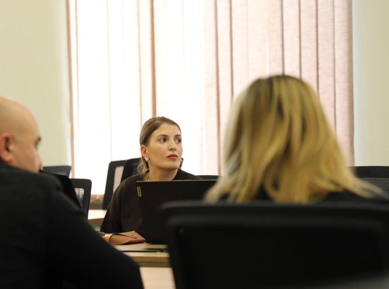 <p style="text-align: justify">თეთრიწყაროს მუნიციპალიტეტის მერი მიხეილ აფციაური &nbsp;ა(ა)ი „თეთრიწყაროს სკოლამდელი აღზრდა-განათლების და სოციალურად დაუცველთა დახმარების ცენტრის“ წარმომადგენლებს შეხვდა.</p><p style="text-align: justify">შეხვედრაზე ცენტრის დირექტორმა, ფიქრია მეშველიანმა ადმინისტრაციის წევრებთან ერთად, სოფელ წინწყაროსა და სოფელ სამღერეთის საბავშვო ბაღების ავტორიზაციის მინიჭების შესახებ პრეზენტაცია წარადგინა.</p><p style="text-align: justify">როგორც ფიქრია მეშველიანმა აღნიშნა, ქვემო ქართლში თეთრიწყაროს მუნიციპალიტეტი არის პირველი, რომელსაც აქვს ორი სკოლამდელი აღზრდისა და განათლების დაწესებულება, რომლებმაც წარმატებით გაიარეს ავტორიზაცია.</p><p style="text-align: justify">შეხვედრას ასევე ესწრებოდნენ თეთრიწყაროს მუნიციპალიტეტის მერისა და საკრებულოს თავმჯდომარის მოადგილეები ლევან ხმალაძე, რამაზ გულბანი, ლია ზურებიანი, ვალერიან სუხიტაშვილი და ანზორ ღორჯომელაძე.</p>