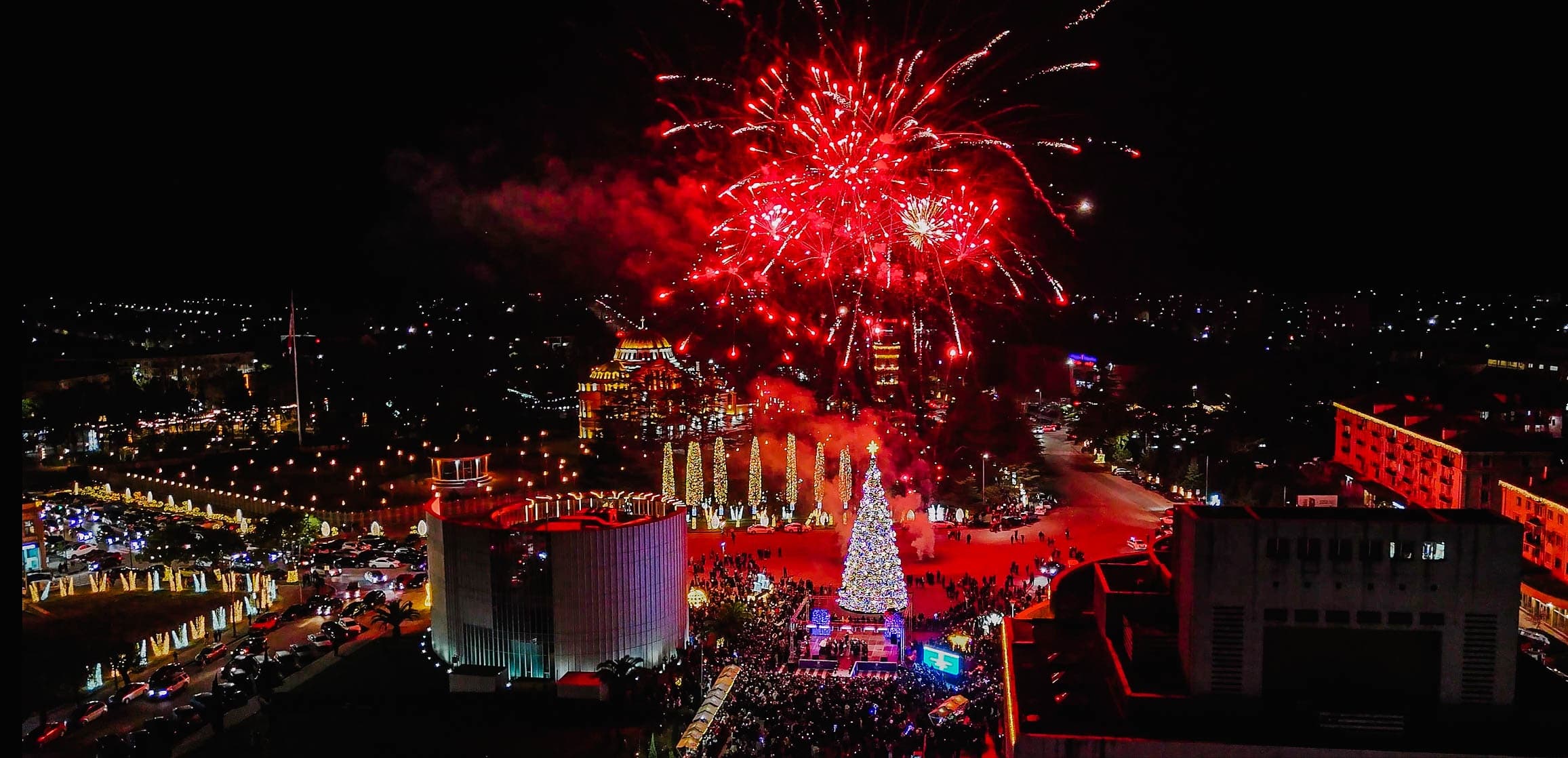 <p style="text-align: justify">ფოთის ცენტრალურ მოედანზე, ქალაქის მთავარი ნაძვის ხე საზეიმოდ აინთო.</p><p style="text-align: justify">ილუმინაციებით განათდა ქალაქის ქუჩებიც.</p><p style="text-align: justify">&nbsp;</p>