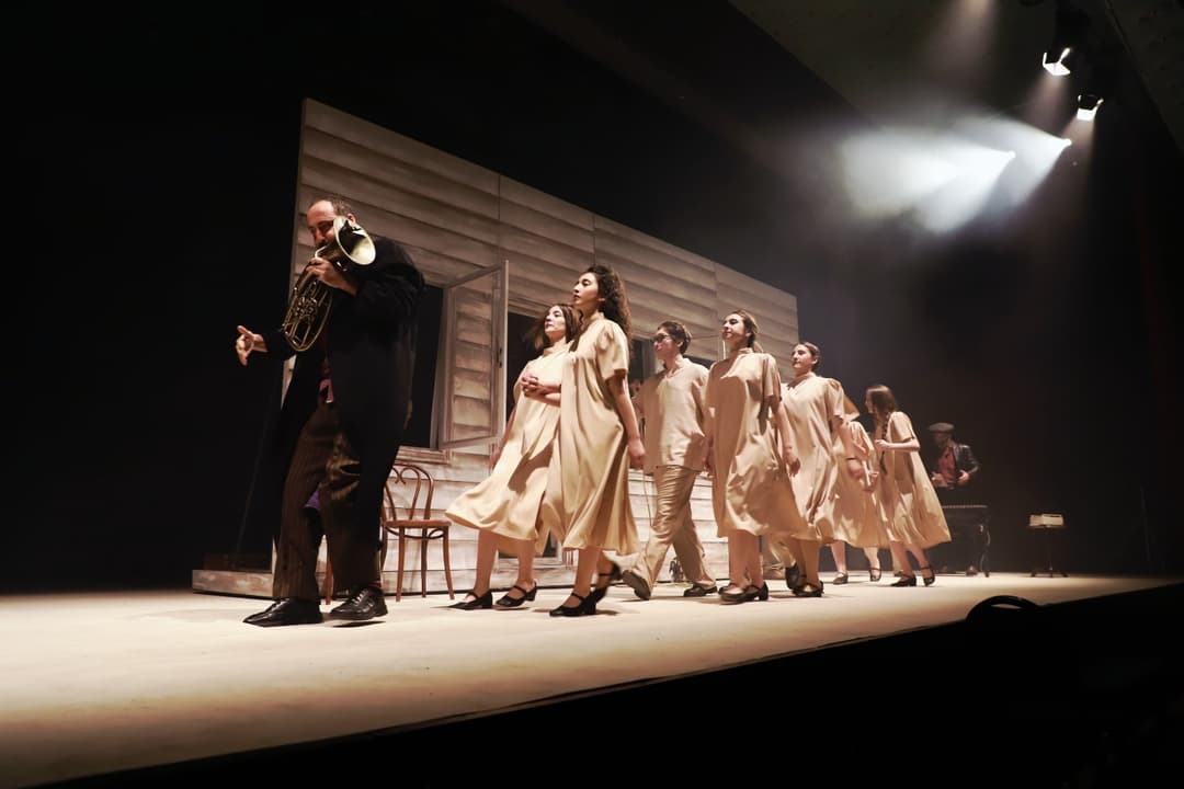 სოხუმის დრამატული თეატრის სცენაზე სპექტაკლის "სასწაულის მოლოდინში“ პრემიერა გაიმართა