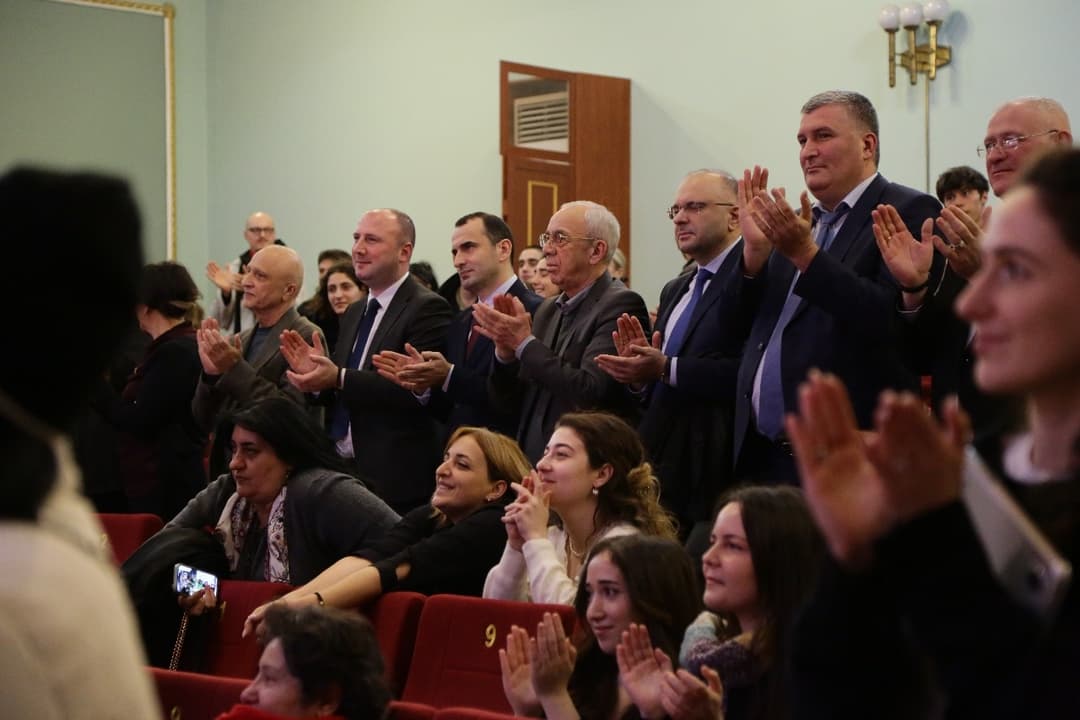 გიორგი ძაძამია სოხუმის მოზარდ მაყურებელთა თეატრის სპექტაკლის „ვერის უბნის მელოდიების“ პრემიერას დაესწრო