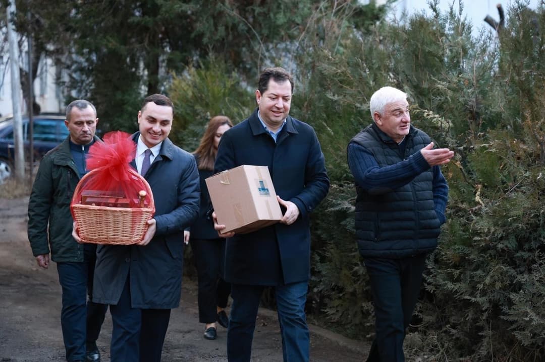 გიორგი ჯინჭარაძემ სამცხე-ჯავახეთის რეგიონში მცხოვრებ დევნილ ოჯახებს საახალწლო ნობათები გადასცა