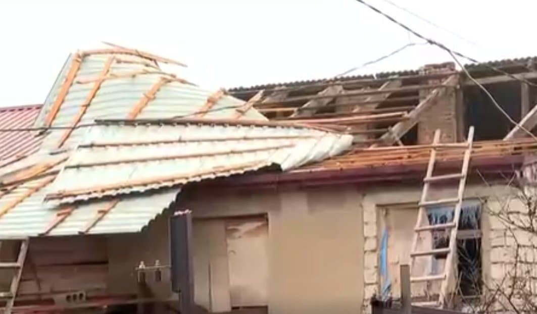 ძლიერმა ქარმა ხაშურსა და მუნიციპალიტეტის სოფლებში პრობლემები შექმნა