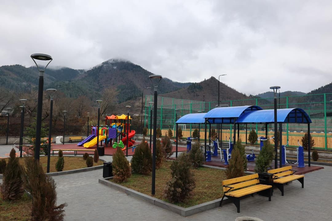 დაბა ახალდაბაში, ბორჯომის ქუჩაზე, ახალი რეკრეაციული სივრცე და თანამედროვე სტანდარტების შესაბამისი სპორტული მოედანი მოეწყო