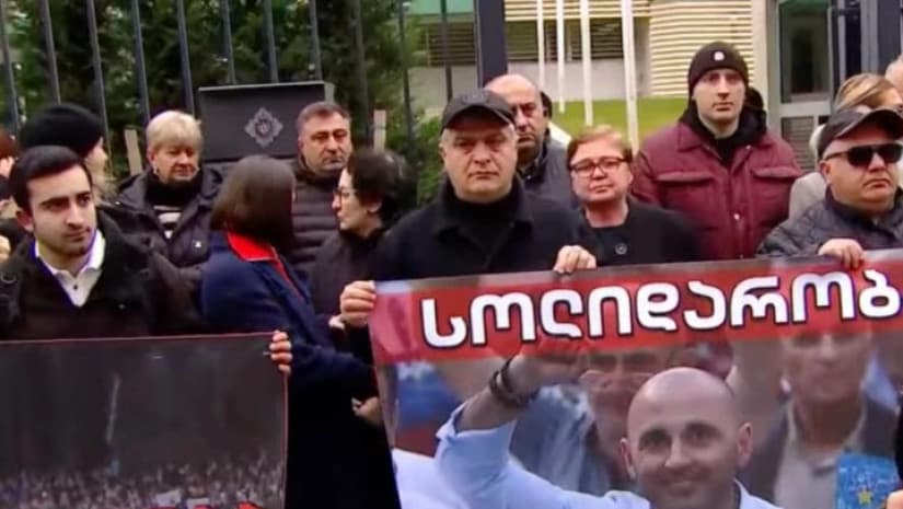 Protest held outside State Security Service in support of detained opposition leader Khabeishvili