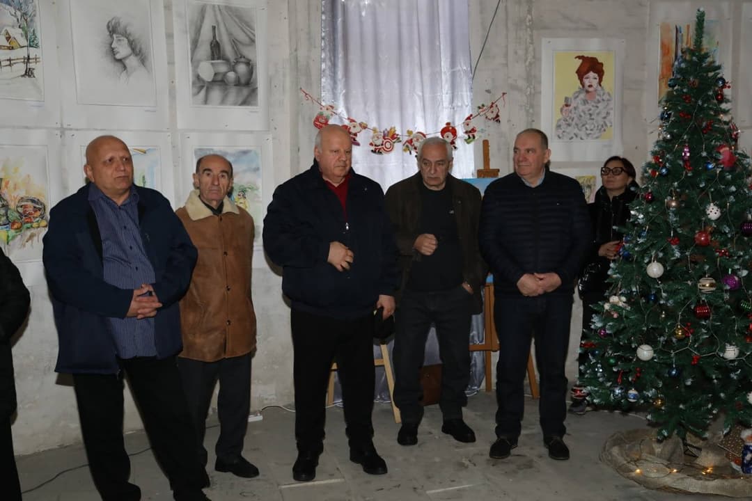 გივი ჭიჭინაძემ და ადგილობრივი თვითმმართველობის წარმომადგენლებმა წყალტუბოს "ბავშვთა და ახალგაზრდობის ცენტრის“ სამხატვრო სკოლის მოსწავლეთა ნამუშევრები დაათვალიერეს