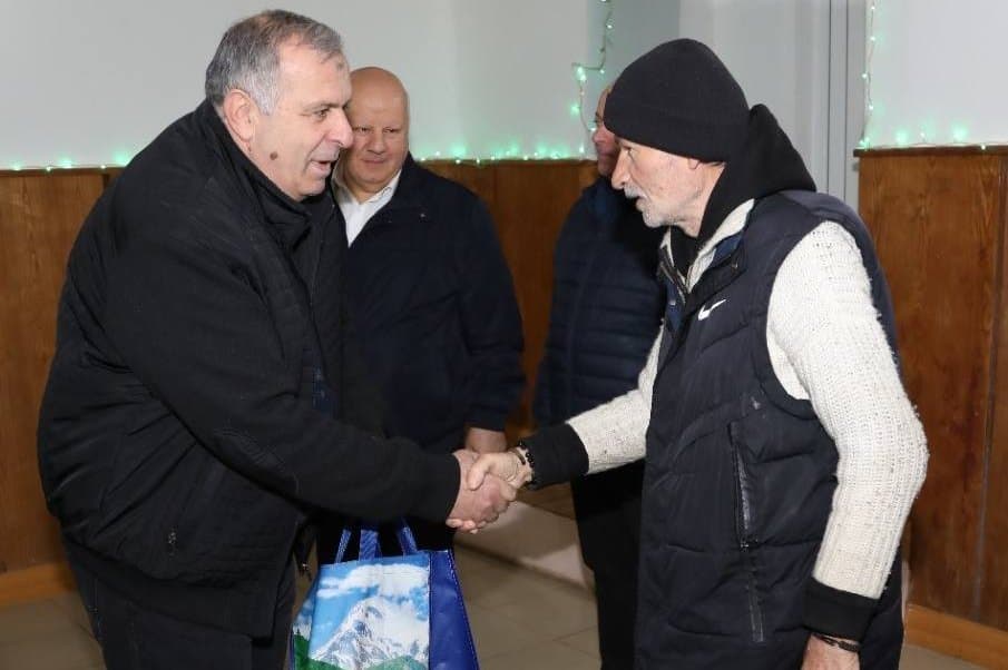 წყალტუბოს მუნიციპალიტეტის მერმა "სათნოების სახლის" ბენეფიციარებს დამდეგი შობა-ახალი წელი მიულოცა და საჩუქრები გადასცა