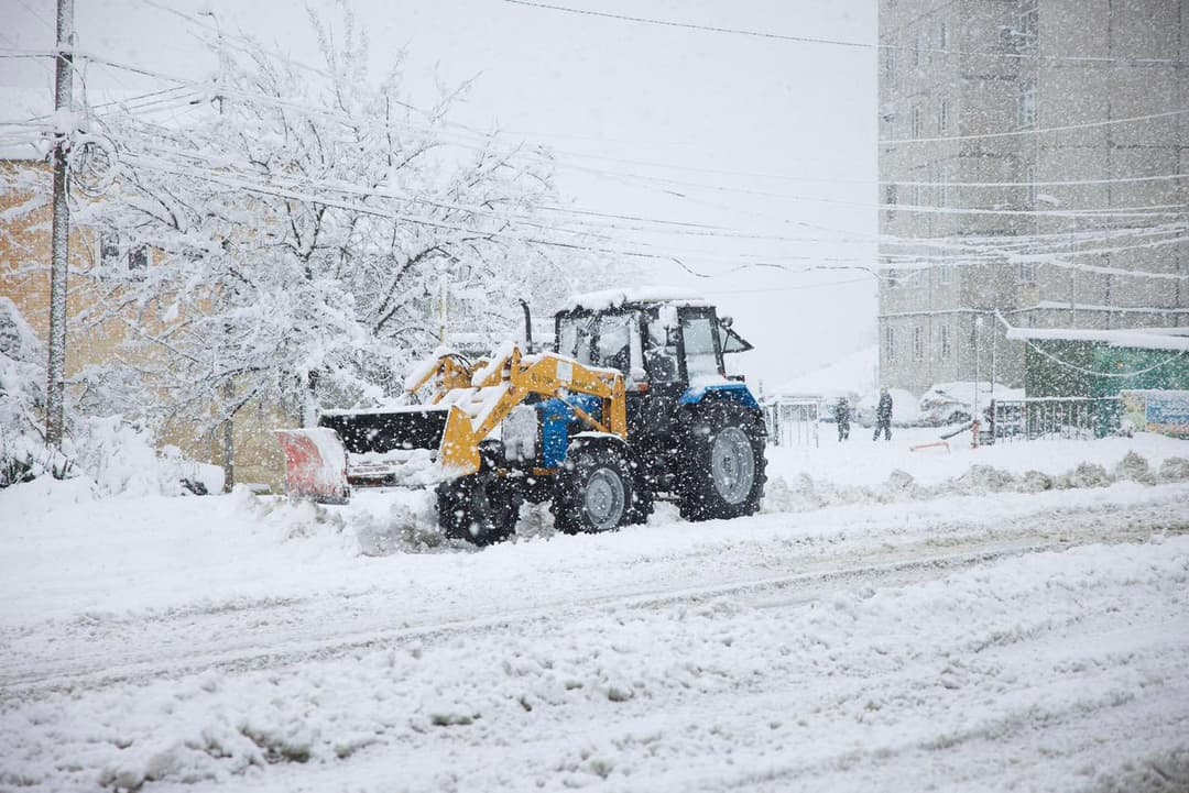 Snow clearance operations continue in Kutaisi as heavy snowfall disrupts infrastructure