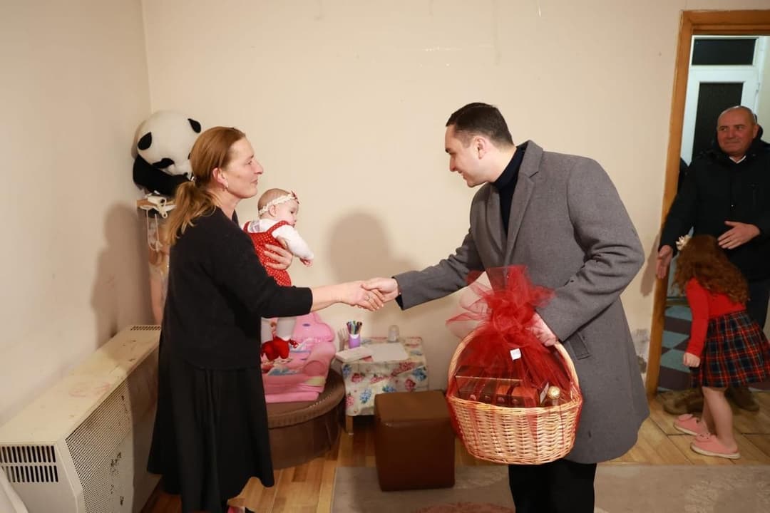 გიორგი ჯინჭარაძე სამეგრელო-ზემო სვანეთის რეგიონში მცხოვრებ დევნილ ოჯახებს შეხვდა