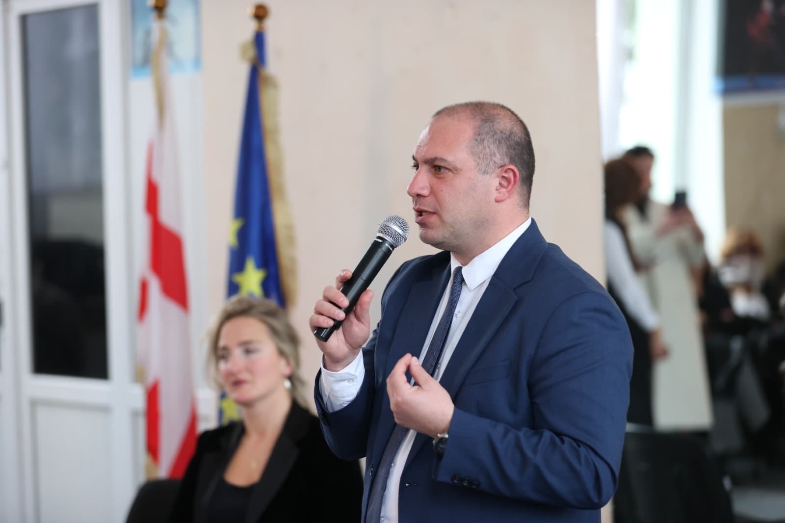 Frontnews image description