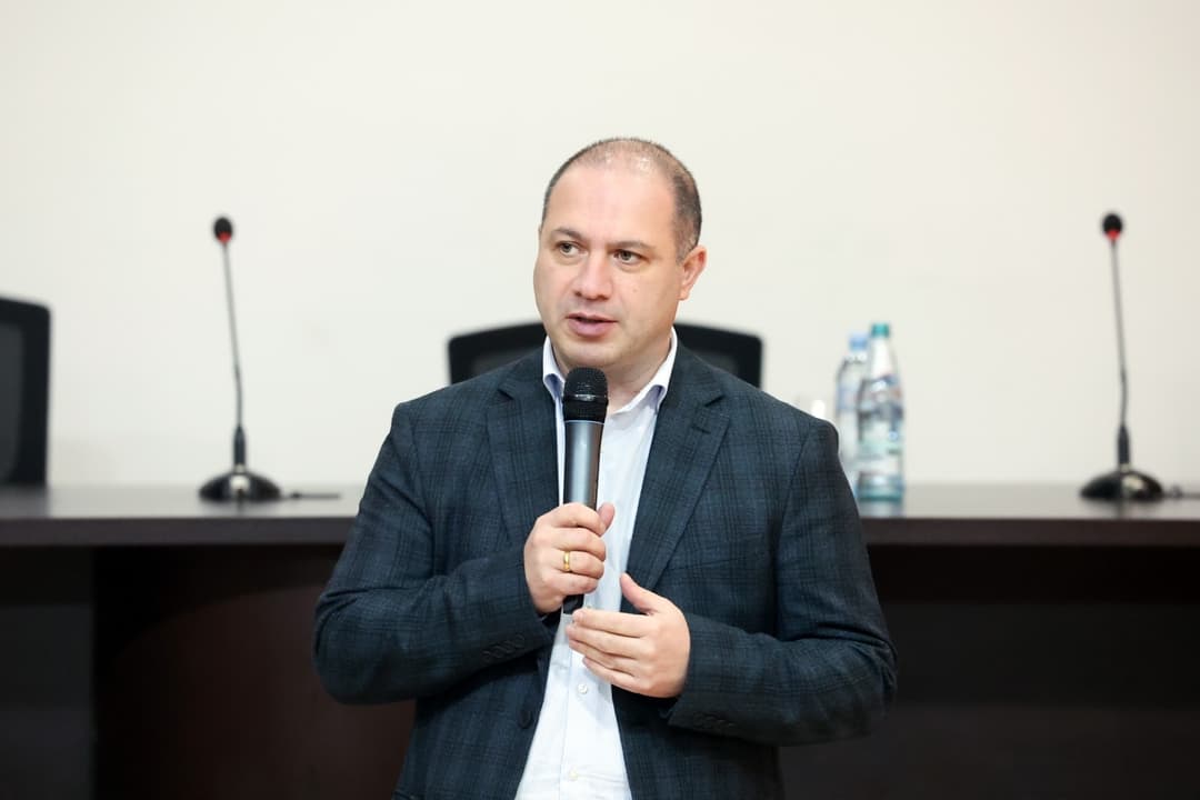 გივი მიქანაძე ქვემო ქართლის რეგიონის პედაგოგებს შეხვდა