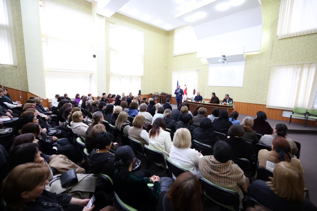 გივი მიქანაძე კახეთის რეგიონის პედაგოგებსა და სასკოლო საზოგადოების წარმომადგენლებს შეხვდა