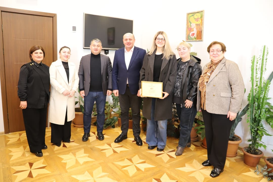 თერჯოლის მუნიციპალიტეტის მერი ქიმიის საერთაშორისო ოლიმპიადის ბრინჯაოს მედალოსან ანანო აბულაძეს შეხვდა
