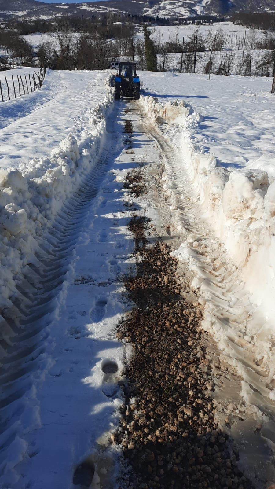 <p style="text-align: justify">თერჯოლაში დიდთოვლობის გამო მუნიციპალიტეტის შესაბამისი სამსახურები საგანგებო რეჟიმში აგრძელებენ მუშაობას.&nbsp;</p><p style="text-align: justify">რთული მეტეოროლოგიური პირობებიდან გამომდინარე, მუნიციპალიტეტის მერის ხელმძღვანელობით, 24-საათიან უწყვეტ რეჟიმში ხორციელდება გზების გაწმენდითი სამუშაოები.&nbsp;</p><p style="text-align: justify">ამ ეტაპზე ქალაქისა და სოფლების ცენტრალური საავტომობილო გზების გაწმენდა თითქმის დასრულებულია.</p><p style="text-align: justify">ამ ეტაპზე ელექტროენერგიის, ბუნებრივი აირის და წყლის მიწოდება &nbsp;მუნიციპალიტეტის თითქმის ყველა სოფელს აღუდგა. სოფელ სეფარეთსა და ალისუბანში ელექტრომომარაგების &nbsp;აღსადგენად, სამუშაოები ამ წუთებშიც მიმდინარეობს და უახლოეს საათებში დასრულდება.</p><p style="text-align: justify">“სამუშაოები საგანგებო რეჟიმში &nbsp;გრძელდება. პრობლემის სრულ აღმოფხვრამდე ჩვენი ბრიგადები, ადგილობრივ მოსახლეობასთან 24-საათიან კოორდინაციაში არიან, მაქსიმალურად &nbsp;ვცდილობთ, დიდთოვლობის შედეგად ყველა &nbsp;შექმნილი გამოწვევა გადაიჭრას &nbsp;და &nbsp;მოქალაქეებს ყველა &nbsp;საჭიროება დროულად მიეწოდოს. მინდა მადლობა გადავუხადო ყველას, ვინც ამ დროის განმავლობაში თავდაუზოგავად მუშაობდა შექმნილი ვითარების გადასაჭრელად", - განაცხადა მანუჩარ რობაქიძემ.</p>