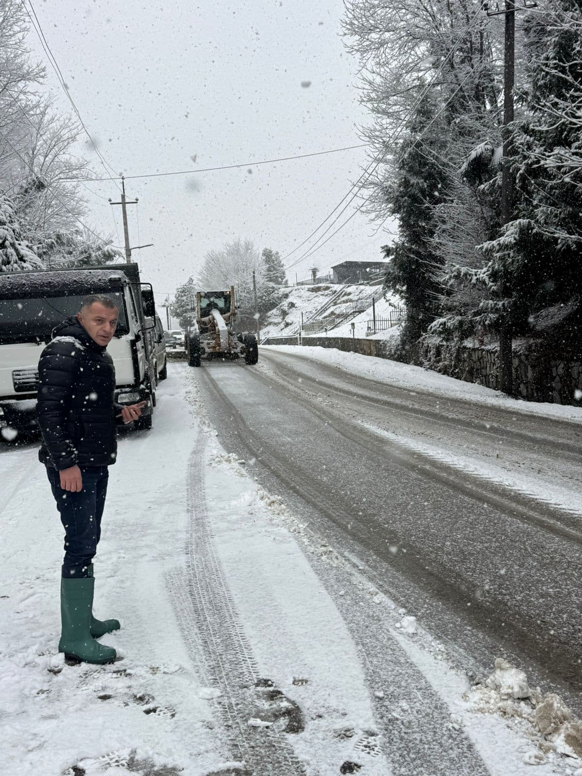 <p style="text-align: justify">წალენჯიხის მუნიციპალიტეტში დილიდან ინტენსიურად თოვს.&nbsp;</p><p style="text-align: justify">მუნიციპალიტეტის მერიის ინფორმაციით, გზების გაწმენდითი სამუშაოები ცენტრალურ საავტომობილო გზაზე უწყვეტ რეჟიმში მიმდინარეობს.</p><p style="text-align: justify">გზების გასაწმენდად მობილიზებულია 20 ერთეული სპეციალიზებული ტექნიკა. გზის გაწმენდით სამუშაოებს შეასრულებს როგორც მუნიციპალური, ასევე საავტომობილო გზების დეპარტამენტის კონტრაქტორი კომპანიების ტექნიკა.</p><p style="text-align: justify">მოქალაქეთა საჭიროებებზე &nbsp;რეაგირების მიზნით &nbsp;ამოქმედდა ცხელი ხაზი: 599647050; 599857197.</p><p style="text-align: justify">"ენერგო-პრო ჯორჯიას“ წარმომადგენლებთან ერთად შექმნილია ჯგუფები მერის წარმომადგენლებისა და სხვა შესაბამისი სამსახურების ჩართულობით, რათა ელექტროსადენების დაზიანებების შემთხვევაში მყისიერი რეაგირება მოხდეს.</p>