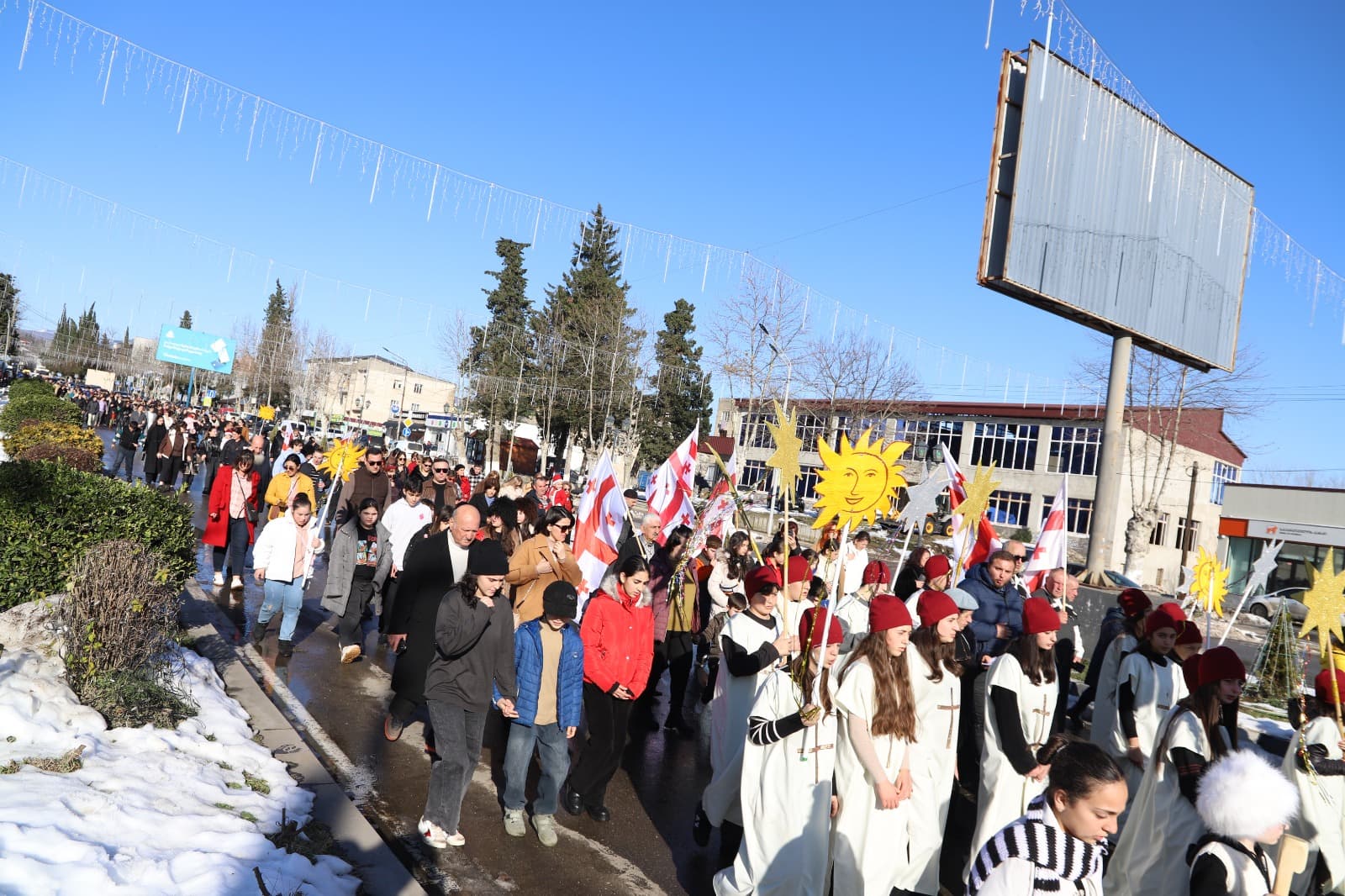 <p style="text-align: justify">თერჯოლაში, შობის დღესასწაულზე ალილოს საზეიმო მსვლელობა გაიმართა.&nbsp;</p><p style="text-align: justify">მასშტაბური სადღესასწაულო ღონისძიება, მუნიციპალიტეტის მერის მანუჩარ რობაქიძის ინიციატივით უკვე მესამე წელია, ეწყობა. ღონისძიებაში ადგილობრივი თვითმმართველობა, თერჯოლისა და ტყიბულის ეპარქიის მიტროპოლიტი, მეუფე გიორგი შალამბერიძე, ასევე სასულიერო პირები და მუნიციპალიტეტის მოსახლეობა იყო ჩართული.</p><p style="text-align: justify">საზეიმო ღონისძიებას საკრებულოს თავმჯდომარე სოსო ჩაფიჩაძე, მერის მოადგილეები, ზვიად ბაზაძე და მირზა ქოჩიაშვილი და ადგილობრივი ხელისუფლების წარმომადგენლები შეუერთდნენ.&nbsp;</p><p style="text-align: justify">შობის მახარებლები 7 იანვარს ჭაბუკმთის წმინდა გიორგის სახელობის საკათედრო ტაძრიდან დაიძრნენ.</p><p style="text-align: justify">ალილოს მსვლელობაში აქტიურად იყო ჩართული ასევე, მუნიციპალიტეტის საგანმანათლებლო დაწესებულებები, ადმინისტრაციული ერთეულები, ა(ა)იპების წარმომადგენლები და ქალაქში არსებული სხვადასხვა ორგანიზაციები.</p><p style="text-align: justify">მუნიციპალიტეტის საჯარო სკოლების და სკოლამდელი აღზრდის დაწესებულებების მოსწავლეები ალილოს მსვლელობას მთელი დღის განმავლობაში, სხვადასხვა ადგილებზე სასაჩუქრე კალათებით, საშობაო ძღვენით და საშობაო თემატიკაზე წინასწარ მომზადებული, მისალოცი სახალისო - შემოქმედებითი ნომრებით უერთდებოდნენ.&nbsp;</p><p style="text-align: justify">"ალილო 2026" დღის ბოლოს, ქალაქის ცენტრში ღვთისმშობლის ხარების სახელობის ტაძართან დასრულდა.</p><p style="text-align: justify">აღსანიშნავია, რომ თერჯოლაში ღონისძიება, მერიის განათლების,კულტურის,სპორტის და ახალგაზრდულ საქმეთა სამსახურის ორგანიზებით ჩატარდა. ალილოს მსვლელობისას შეგროვილი საშობაო ნობათი მუნიციპალიტეტის შეჭირვებულ ოჯახებს, ბავშვთა და მოხუცთა სახლებს გადაუნაწილდება.</p><p style="text-align: justify">ხელმძღვანელმა პირებმა თერჯოლის მოსახლეობას და სრულიად საქართველოს შობის დღესასწაული მიულოცეს და მადლობა გადაუხადეს აქტიური მონაწილეობისთვის.</p>