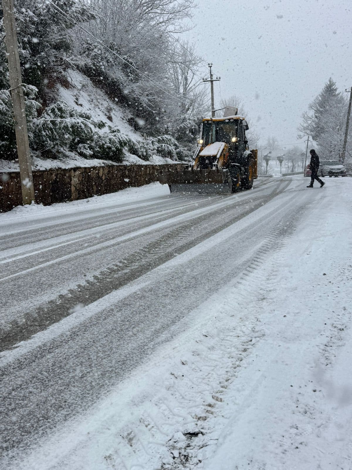 <p style="text-align: justify">წალენჯიხის მუნიციპალიტეტში დილიდან ინტენსიურად თოვს.&nbsp;</p><p style="text-align: justify">მუნიციპალიტეტის მერიის ინფორმაციით, გზების გაწმენდითი სამუშაოები ცენტრალურ საავტომობილო გზაზე უწყვეტ რეჟიმში მიმდინარეობს.</p><p style="text-align: justify">გზების გასაწმენდად მობილიზებულია 20 ერთეული სპეციალიზებული ტექნიკა. გზის გაწმენდით სამუშაოებს შეასრულებს როგორც მუნიციპალური, ასევე საავტომობილო გზების დეპარტამენტის კონტრაქტორი კომპანიების ტექნიკა.</p><p style="text-align: justify">მოქალაქეთა საჭიროებებზე &nbsp;რეაგირების მიზნით &nbsp;ამოქმედდა ცხელი ხაზი: 599647050; 599857197.</p><p style="text-align: justify">"ენერგო-პრო ჯორჯიას“ წარმომადგენლებთან ერთად შექმნილია ჯგუფები მერის წარმომადგენლებისა და სხვა შესაბამისი სამსახურების ჩართულობით, რათა ელექტროსადენების დაზიანებების შემთხვევაში მყისიერი რეაგირება მოხდეს.</p>