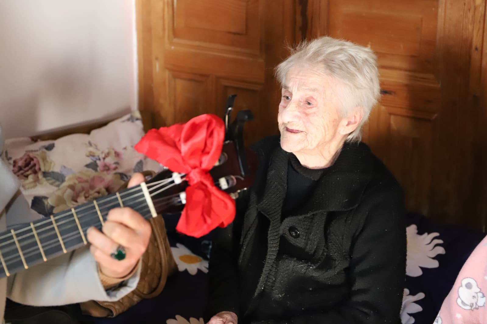 <p style="text-align: justify">თერჯოლის &nbsp;მუნიციპალიტეტის მერი მანუჩარ რობაქიძე, საკრებულოს თავმჯდომარე სოსო ჩაფიჩაძესთან ერთად, შობა-ახალი წლის დღესასწაულებთან დაკავშირებით სიმონეთის მოხუცთა პანსიონატს ეწვია, სადაც ბენეფიციარებს შობა-ახალი წელი მიულოცა და სასაჩუქრე ნობათები გადასცა.</p><p style="text-align: justify">ბენეფიციარებს თერჯოლის მოსწავლე ახალგაზრდობის მუნიციპალური ცენტრის აღსაზრდელებმა, ასევე ანსამბლმა "იამემ“ და ანსამბლმა "მასპინძელომ“ მუსიკალური ნომრებიც წარუდგინეს.</p><p style="text-align: justify">მანუჩარ რობაქიძემ აღნიშნა, რომ მუნიციპალიტეტისთვის მსგავსი ტიპის სოციალური მხარდაჭერის აქციები ერთ-ერთ მნიშვნელოვან პრიორიტეტს წარმოადგენს, ადგილობრივი ხელისუფლება მომავალშიც გააგრძელებს ზრუნვას ხანდაზმული და მზრუნველობა მოკლებული მოქალაქეების კეთილდღეობაზე.</p><p style="text-align: justify">ღონისძიებას მერიის ჯანდაცვისა და სოციალური სამსახურის უფროსი დიანა ფოცხვერაშვილი, განათლების, კულტურის, სპორტის და ახალგაზრდულ საქმეთა სამსახურის უფროსი მაკა ასათიანი, სოფელ ქვ. სიმონეთის მაჟორიტარი დეპუტატი გიორგი ბრეგვაძე, მერის წარმომადგენელი გია ხუჯაძე და აიპების წარმომადგენლები დაესწრნენ.</p>