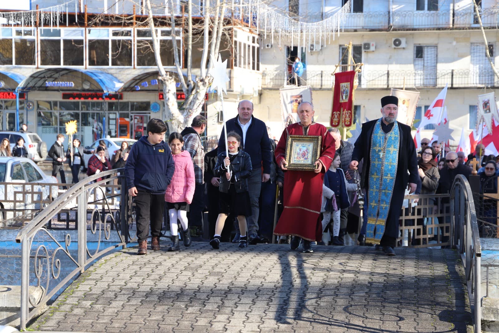 <p style="text-align: justify">თერჯოლაში, შობის დღესასწაულზე ალილოს საზეიმო მსვლელობა გაიმართა.&nbsp;</p><p style="text-align: justify">მასშტაბური სადღესასწაულო ღონისძიება, მუნიციპალიტეტის მერის მანუჩარ რობაქიძის ინიციატივით უკვე მესამე წელია, ეწყობა. ღონისძიებაში ადგილობრივი თვითმმართველობა, თერჯოლისა და ტყიბულის ეპარქიის მიტროპოლიტი, მეუფე გიორგი შალამბერიძე, ასევე სასულიერო პირები და მუნიციპალიტეტის მოსახლეობა იყო ჩართული.</p><p style="text-align: justify">საზეიმო ღონისძიებას საკრებულოს თავმჯდომარე სოსო ჩაფიჩაძე, მერის მოადგილეები, ზვიად ბაზაძე და მირზა ქოჩიაშვილი და ადგილობრივი ხელისუფლების წარმომადგენლები შეუერთდნენ.&nbsp;</p><p style="text-align: justify">შობის მახარებლები 7 იანვარს ჭაბუკმთის წმინდა გიორგის სახელობის საკათედრო ტაძრიდან დაიძრნენ.</p><p style="text-align: justify">ალილოს მსვლელობაში აქტიურად იყო ჩართული ასევე, მუნიციპალიტეტის საგანმანათლებლო დაწესებულებები, ადმინისტრაციული ერთეულები, ა(ა)იპების წარმომადგენლები და ქალაქში არსებული სხვადასხვა ორგანიზაციები.</p><p style="text-align: justify">მუნიციპალიტეტის საჯარო სკოლების და სკოლამდელი აღზრდის დაწესებულებების მოსწავლეები ალილოს მსვლელობას მთელი დღის განმავლობაში, სხვადასხვა ადგილებზე სასაჩუქრე კალათებით, საშობაო ძღვენით და საშობაო თემატიკაზე წინასწარ მომზადებული, მისალოცი სახალისო - შემოქმედებითი ნომრებით უერთდებოდნენ.&nbsp;</p><p style="text-align: justify">"ალილო 2026" დღის ბოლოს, ქალაქის ცენტრში ღვთისმშობლის ხარების სახელობის ტაძართან დასრულდა.</p><p style="text-align: justify">აღსანიშნავია, რომ თერჯოლაში ღონისძიება, მერიის განათლების,კულტურის,სპორტის და ახალგაზრდულ საქმეთა სამსახურის ორგანიზებით ჩატარდა. ალილოს მსვლელობისას შეგროვილი საშობაო ნობათი მუნიციპალიტეტის შეჭირვებულ ოჯახებს, ბავშვთა და მოხუცთა სახლებს გადაუნაწილდება.</p><p style="text-align: justify">ხელმძღვანელმა პირებმა თერჯოლის მოსახლეობას და სრულიად საქართველოს შობის დღესასწაული მიულოცეს და მადლობა გადაუხადეს აქტიური მონაწილეობისთვის.</p>