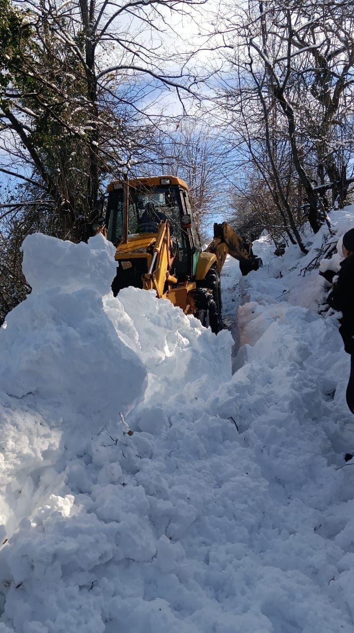 <p style="text-align: justify">თერჯოლაში დიდთოვლობის გამო მუნიციპალიტეტის შესაბამისი სამსახურები საგანგებო რეჟიმში აგრძელებენ მუშაობას.&nbsp;</p><p style="text-align: justify">რთული მეტეოროლოგიური პირობებიდან გამომდინარე, მუნიციპალიტეტის მერის ხელმძღვანელობით, 24-საათიან უწყვეტ რეჟიმში ხორციელდება გზების გაწმენდითი სამუშაოები.&nbsp;</p><p style="text-align: justify">ამ ეტაპზე ქალაქისა და სოფლების ცენტრალური საავტომობილო გზების გაწმენდა თითქმის დასრულებულია.</p><p style="text-align: justify">ამ ეტაპზე ელექტროენერგიის, ბუნებრივი აირის და წყლის მიწოდება &nbsp;მუნიციპალიტეტის თითქმის ყველა სოფელს აღუდგა. სოფელ სეფარეთსა და ალისუბანში ელექტრომომარაგების &nbsp;აღსადგენად, სამუშაოები ამ წუთებშიც მიმდინარეობს და უახლოეს საათებში დასრულდება.</p><p style="text-align: justify">“სამუშაოები საგანგებო რეჟიმში &nbsp;გრძელდება. პრობლემის სრულ აღმოფხვრამდე ჩვენი ბრიგადები, ადგილობრივ მოსახლეობასთან 24-საათიან კოორდინაციაში არიან, მაქსიმალურად &nbsp;ვცდილობთ, დიდთოვლობის შედეგად ყველა &nbsp;შექმნილი გამოწვევა გადაიჭრას &nbsp;და &nbsp;მოქალაქეებს ყველა &nbsp;საჭიროება დროულად მიეწოდოს. მინდა მადლობა გადავუხადო ყველას, ვინც ამ დროის განმავლობაში თავდაუზოგავად მუშაობდა შექმნილი ვითარების გადასაჭრელად", - განაცხადა მანუჩარ რობაქიძემ.</p>