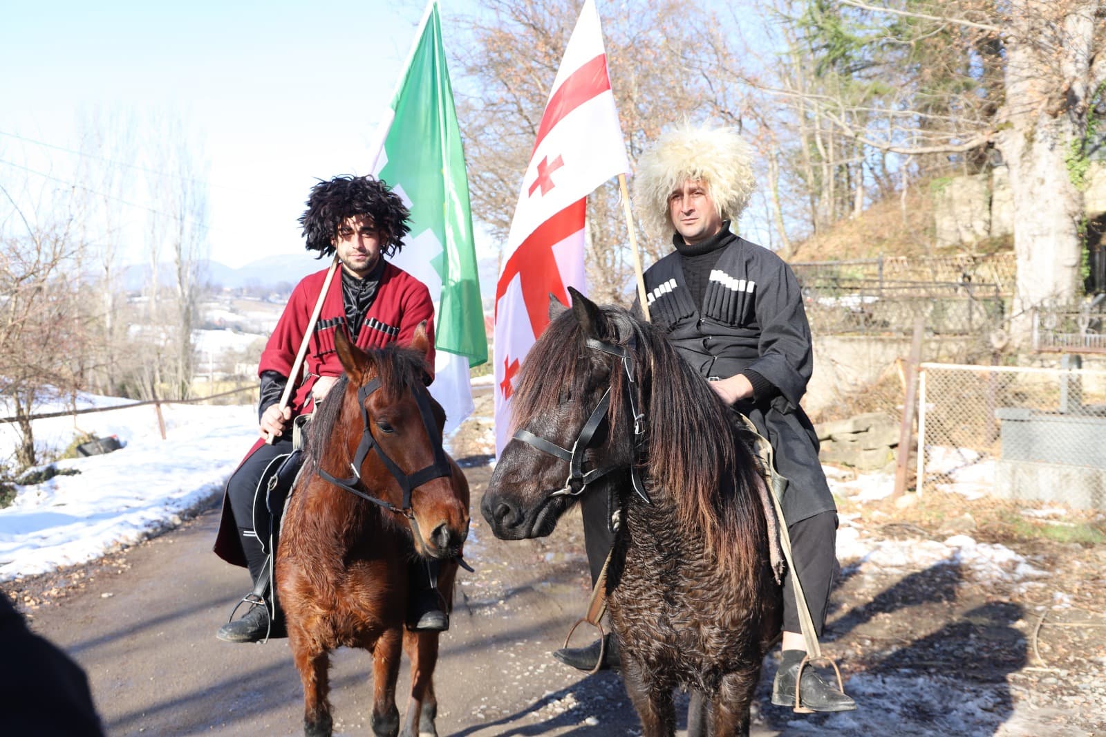 <p style="text-align: justify">თერჯოლაში, შობის დღესასწაულზე ალილოს საზეიმო მსვლელობა გაიმართა.&nbsp;</p><p style="text-align: justify">მასშტაბური სადღესასწაულო ღონისძიება, მუნიციპალიტეტის მერის მანუჩარ რობაქიძის ინიციატივით უკვე მესამე წელია, ეწყობა. ღონისძიებაში ადგილობრივი თვითმმართველობა, თერჯოლისა და ტყიბულის ეპარქიის მიტროპოლიტი, მეუფე გიორგი შალამბერიძე, ასევე სასულიერო პირები და მუნიციპალიტეტის მოსახლეობა იყო ჩართული.</p><p style="text-align: justify">საზეიმო ღონისძიებას საკრებულოს თავმჯდომარე სოსო ჩაფიჩაძე, მერის მოადგილეები, ზვიად ბაზაძე და მირზა ქოჩიაშვილი და ადგილობრივი ხელისუფლების წარმომადგენლები შეუერთდნენ.&nbsp;</p><p style="text-align: justify">შობის მახარებლები 7 იანვარს ჭაბუკმთის წმინდა გიორგის სახელობის საკათედრო ტაძრიდან დაიძრნენ.</p><p style="text-align: justify">ალილოს მსვლელობაში აქტიურად იყო ჩართული ასევე, მუნიციპალიტეტის საგანმანათლებლო დაწესებულებები, ადმინისტრაციული ერთეულები, ა(ა)იპების წარმომადგენლები და ქალაქში არსებული სხვადასხვა ორგანიზაციები.</p><p style="text-align: justify">მუნიციპალიტეტის საჯარო სკოლების და სკოლამდელი აღზრდის დაწესებულებების მოსწავლეები ალილოს მსვლელობას მთელი დღის განმავლობაში, სხვადასხვა ადგილებზე სასაჩუქრე კალათებით, საშობაო ძღვენით და საშობაო თემატიკაზე წინასწარ მომზადებული, მისალოცი სახალისო - შემოქმედებითი ნომრებით უერთდებოდნენ.&nbsp;</p><p style="text-align: justify">"ალილო 2026" დღის ბოლოს, ქალაქის ცენტრში ღვთისმშობლის ხარების სახელობის ტაძართან დასრულდა.</p><p style="text-align: justify">აღსანიშნავია, რომ თერჯოლაში ღონისძიება, მერიის განათლების,კულტურის,სპორტის და ახალგაზრდულ საქმეთა სამსახურის ორგანიზებით ჩატარდა. ალილოს მსვლელობისას შეგროვილი საშობაო ნობათი მუნიციპალიტეტის შეჭირვებულ ოჯახებს, ბავშვთა და მოხუცთა სახლებს გადაუნაწილდება.</p><p style="text-align: justify">ხელმძღვანელმა პირებმა თერჯოლის მოსახლეობას და სრულიად საქართველოს შობის დღესასწაული მიულოცეს და მადლობა გადაუხადეს აქტიური მონაწილეობისთვის.</p>