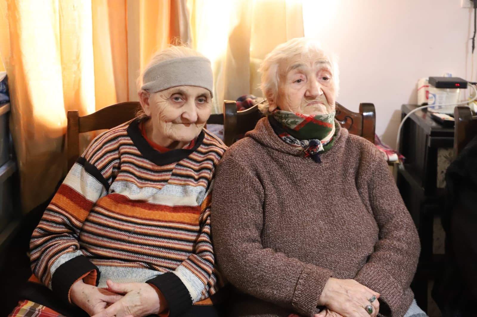 <p style="text-align: justify">თერჯოლის &nbsp;მუნიციპალიტეტის მერი მანუჩარ რობაქიძე, საკრებულოს თავმჯდომარე სოსო ჩაფიჩაძესთან ერთად, შობა-ახალი წლის დღესასწაულებთან დაკავშირებით სიმონეთის მოხუცთა პანსიონატს ეწვია, სადაც ბენეფიციარებს შობა-ახალი წელი მიულოცა და სასაჩუქრე ნობათები გადასცა.</p><p style="text-align: justify">ბენეფიციარებს თერჯოლის მოსწავლე ახალგაზრდობის მუნიციპალური ცენტრის აღსაზრდელებმა, ასევე ანსამბლმა "იამემ“ და ანსამბლმა "მასპინძელომ“ მუსიკალური ნომრებიც წარუდგინეს.</p><p style="text-align: justify">მანუჩარ რობაქიძემ აღნიშნა, რომ მუნიციპალიტეტისთვის მსგავსი ტიპის სოციალური მხარდაჭერის აქციები ერთ-ერთ მნიშვნელოვან პრიორიტეტს წარმოადგენს, ადგილობრივი ხელისუფლება მომავალშიც გააგრძელებს ზრუნვას ხანდაზმული და მზრუნველობა მოკლებული მოქალაქეების კეთილდღეობაზე.</p><p style="text-align: justify">ღონისძიებას მერიის ჯანდაცვისა და სოციალური სამსახურის უფროსი დიანა ფოცხვერაშვილი, განათლების, კულტურის, სპორტის და ახალგაზრდულ საქმეთა სამსახურის უფროსი მაკა ასათიანი, სოფელ ქვ. სიმონეთის მაჟორიტარი დეპუტატი გიორგი ბრეგვაძე, მერის წარმომადგენელი გია ხუჯაძე და აიპების წარმომადგენლები დაესწრნენ.</p>