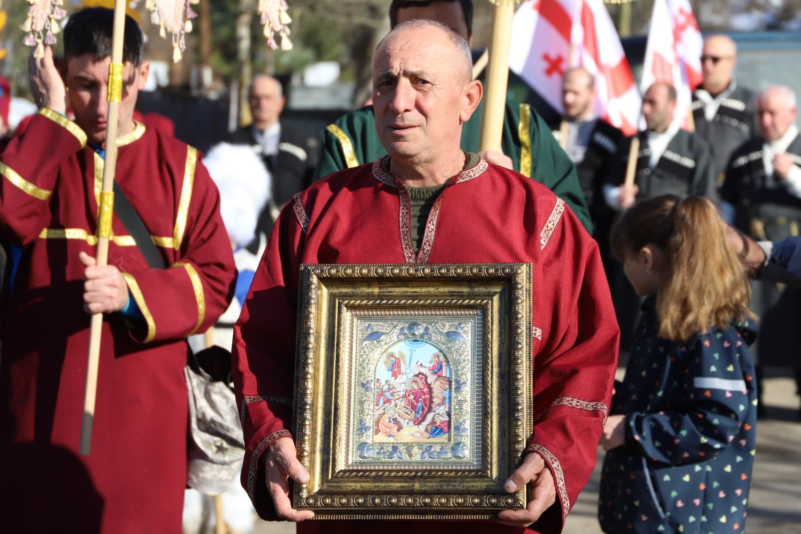 <p style="text-align: justify">თერჯოლაში, შობის დღესასწაულზე ალილოს საზეიმო მსვლელობა გაიმართა.&nbsp;</p><p style="text-align: justify">მასშტაბური სადღესასწაულო ღონისძიება, მუნიციპალიტეტის მერის მანუჩარ რობაქიძის ინიციატივით უკვე მესამე წელია, ეწყობა. ღონისძიებაში ადგილობრივი თვითმმართველობა, თერჯოლისა და ტყიბულის ეპარქიის მიტროპოლიტი, მეუფე გიორგი შალამბერიძე, ასევე სასულიერო პირები და მუნიციპალიტეტის მოსახლეობა იყო ჩართული.</p><p style="text-align: justify">საზეიმო ღონისძიებას საკრებულოს თავმჯდომარე სოსო ჩაფიჩაძე, მერის მოადგილეები, ზვიად ბაზაძე და მირზა ქოჩიაშვილი და ადგილობრივი ხელისუფლების წარმომადგენლები შეუერთდნენ.&nbsp;</p><p style="text-align: justify">შობის მახარებლები 7 იანვარს ჭაბუკმთის წმინდა გიორგის სახელობის საკათედრო ტაძრიდან დაიძრნენ.</p><p style="text-align: justify">ალილოს მსვლელობაში აქტიურად იყო ჩართული ასევე, მუნიციპალიტეტის საგანმანათლებლო დაწესებულებები, ადმინისტრაციული ერთეულები, ა(ა)იპების წარმომადგენლები და ქალაქში არსებული სხვადასხვა ორგანიზაციები.</p><p style="text-align: justify">მუნიციპალიტეტის საჯარო სკოლების და სკოლამდელი აღზრდის დაწესებულებების მოსწავლეები ალილოს მსვლელობას მთელი დღის განმავლობაში, სხვადასხვა ადგილებზე სასაჩუქრე კალათებით, საშობაო ძღვენით და საშობაო თემატიკაზე წინასწარ მომზადებული, მისალოცი სახალისო - შემოქმედებითი ნომრებით უერთდებოდნენ.&nbsp;</p><p style="text-align: justify">"ალილო 2026" დღის ბოლოს, ქალაქის ცენტრში ღვთისმშობლის ხარების სახელობის ტაძართან დასრულდა.</p><p style="text-align: justify">აღსანიშნავია, რომ თერჯოლაში ღონისძიება, მერიის განათლების,კულტურის,სპორტის და ახალგაზრდულ საქმეთა სამსახურის ორგანიზებით ჩატარდა. ალილოს მსვლელობისას შეგროვილი საშობაო ნობათი მუნიციპალიტეტის შეჭირვებულ ოჯახებს, ბავშვთა და მოხუცთა სახლებს გადაუნაწილდება.</p><p style="text-align: justify">ხელმძღვანელმა პირებმა თერჯოლის მოსახლეობას და სრულიად საქართველოს შობის დღესასწაული მიულოცეს და მადლობა გადაუხადეს აქტიური მონაწილეობისთვის.</p>