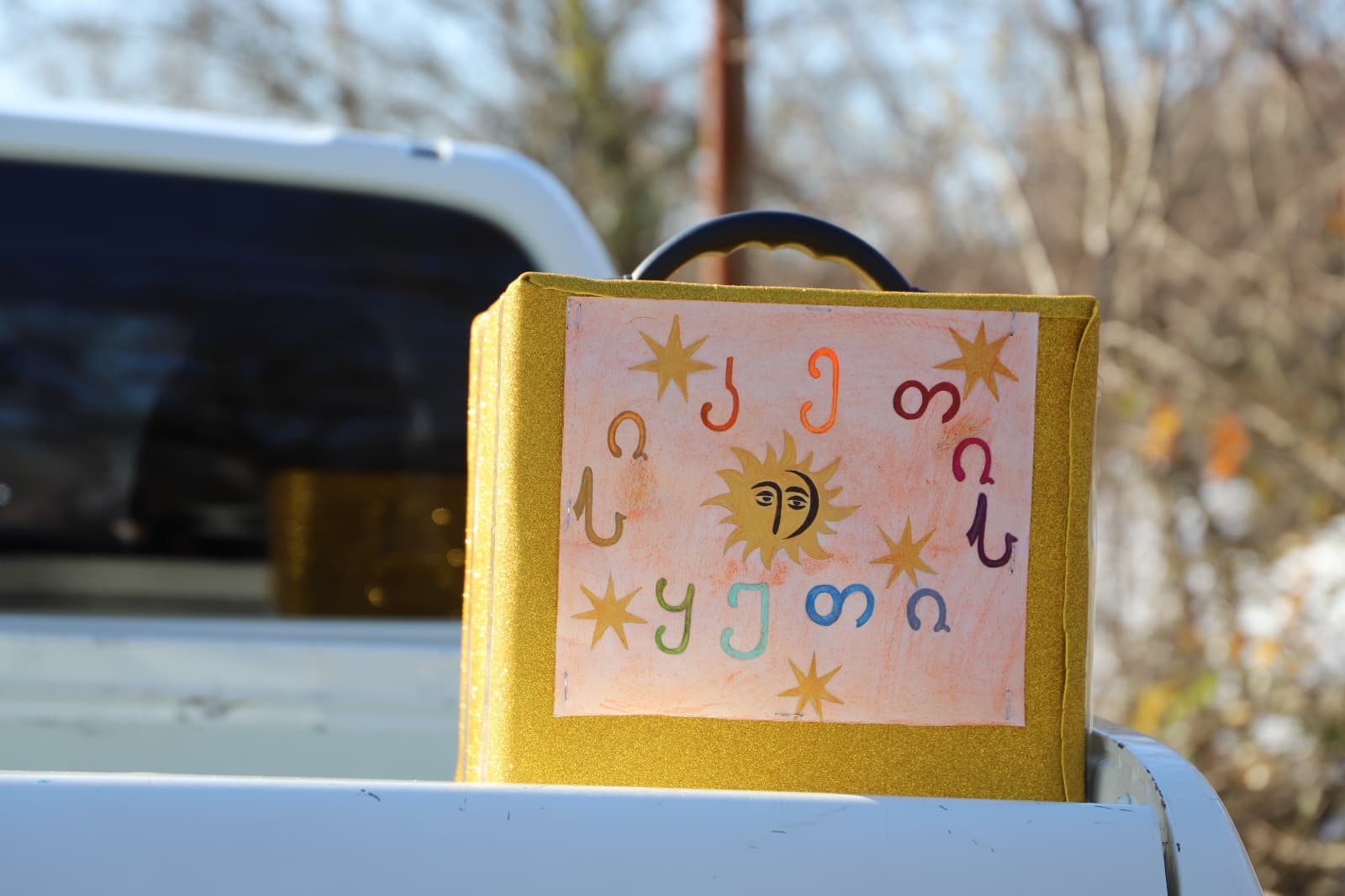 <p style="text-align: justify">თერჯოლაში, შობის დღესასწაულზე ალილოს საზეიმო მსვლელობა გაიმართა.&nbsp;</p><p style="text-align: justify">მასშტაბური სადღესასწაულო ღონისძიება, მუნიციპალიტეტის მერის მანუჩარ რობაქიძის ინიციატივით უკვე მესამე წელია, ეწყობა. ღონისძიებაში ადგილობრივი თვითმმართველობა, თერჯოლისა და ტყიბულის ეპარქიის მიტროპოლიტი, მეუფე გიორგი შალამბერიძე, ასევე სასულიერო პირები და მუნიციპალიტეტის მოსახლეობა იყო ჩართული.</p><p style="text-align: justify">საზეიმო ღონისძიებას საკრებულოს თავმჯდომარე სოსო ჩაფიჩაძე, მერის მოადგილეები, ზვიად ბაზაძე და მირზა ქოჩიაშვილი და ადგილობრივი ხელისუფლების წარმომადგენლები შეუერთდნენ.&nbsp;</p><p style="text-align: justify">შობის მახარებლები 7 იანვარს ჭაბუკმთის წმინდა გიორგის სახელობის საკათედრო ტაძრიდან დაიძრნენ.</p><p style="text-align: justify">ალილოს მსვლელობაში აქტიურად იყო ჩართული ასევე, მუნიციპალიტეტის საგანმანათლებლო დაწესებულებები, ადმინისტრაციული ერთეულები, ა(ა)იპების წარმომადგენლები და ქალაქში არსებული სხვადასხვა ორგანიზაციები.</p><p style="text-align: justify">მუნიციპალიტეტის საჯარო სკოლების და სკოლამდელი აღზრდის დაწესებულებების მოსწავლეები ალილოს მსვლელობას მთელი დღის განმავლობაში, სხვადასხვა ადგილებზე სასაჩუქრე კალათებით, საშობაო ძღვენით და საშობაო თემატიკაზე წინასწარ მომზადებული, მისალოცი სახალისო - შემოქმედებითი ნომრებით უერთდებოდნენ.&nbsp;</p><p style="text-align: justify">"ალილო 2026" დღის ბოლოს, ქალაქის ცენტრში ღვთისმშობლის ხარების სახელობის ტაძართან დასრულდა.</p><p style="text-align: justify">აღსანიშნავია, რომ თერჯოლაში ღონისძიება, მერიის განათლების,კულტურის,სპორტის და ახალგაზრდულ საქმეთა სამსახურის ორგანიზებით ჩატარდა. ალილოს მსვლელობისას შეგროვილი საშობაო ნობათი მუნიციპალიტეტის შეჭირვებულ ოჯახებს, ბავშვთა და მოხუცთა სახლებს გადაუნაწილდება.</p><p style="text-align: justify">ხელმძღვანელმა პირებმა თერჯოლის მოსახლეობას და სრულიად საქართველოს შობის დღესასწაული მიულოცეს და მადლობა გადაუხადეს აქტიური მონაწილეობისთვის.</p>