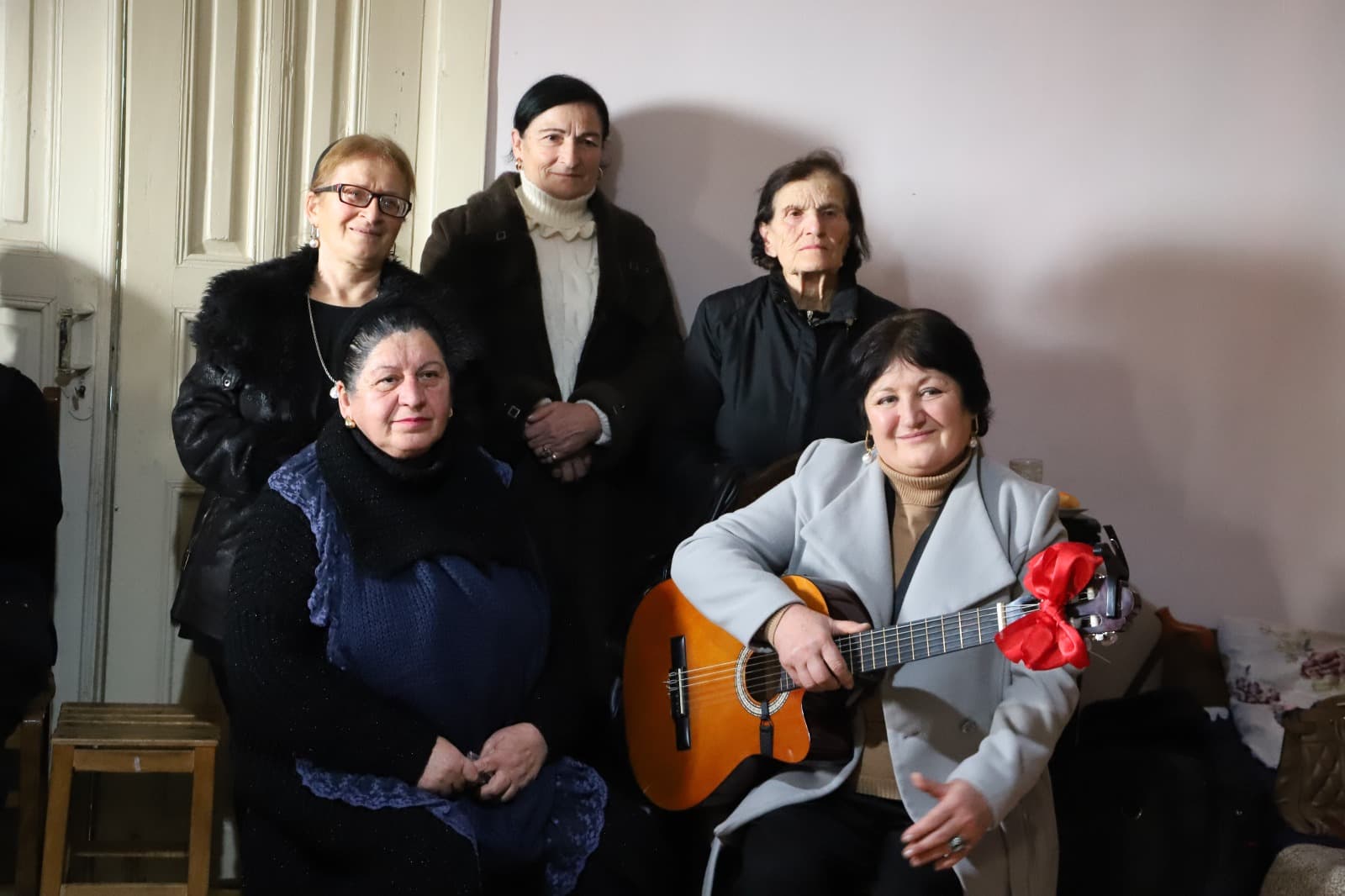 <p style="text-align: justify">თერჯოლის &nbsp;მუნიციპალიტეტის მერი მანუჩარ რობაქიძე, საკრებულოს თავმჯდომარე სოსო ჩაფიჩაძესთან ერთად, შობა-ახალი წლის დღესასწაულებთან დაკავშირებით სიმონეთის მოხუცთა პანსიონატს ეწვია, სადაც ბენეფიციარებს შობა-ახალი წელი მიულოცა და სასაჩუქრე ნობათები გადასცა.</p><p style="text-align: justify">ბენეფიციარებს თერჯოლის მოსწავლე ახალგაზრდობის მუნიციპალური ცენტრის აღსაზრდელებმა, ასევე ანსამბლმა "იამემ“ და ანსამბლმა "მასპინძელომ“ მუსიკალური ნომრებიც წარუდგინეს.</p><p style="text-align: justify">მანუჩარ რობაქიძემ აღნიშნა, რომ მუნიციპალიტეტისთვის მსგავსი ტიპის სოციალური მხარდაჭერის აქციები ერთ-ერთ მნიშვნელოვან პრიორიტეტს წარმოადგენს, ადგილობრივი ხელისუფლება მომავალშიც გააგრძელებს ზრუნვას ხანდაზმული და მზრუნველობა მოკლებული მოქალაქეების კეთილდღეობაზე.</p><p style="text-align: justify">ღონისძიებას მერიის ჯანდაცვისა და სოციალური სამსახურის უფროსი დიანა ფოცხვერაშვილი, განათლების, კულტურის, სპორტის და ახალგაზრდულ საქმეთა სამსახურის უფროსი მაკა ასათიანი, სოფელ ქვ. სიმონეთის მაჟორიტარი დეპუტატი გიორგი ბრეგვაძე, მერის წარმომადგენელი გია ხუჯაძე და აიპების წარმომადგენლები დაესწრნენ.</p>